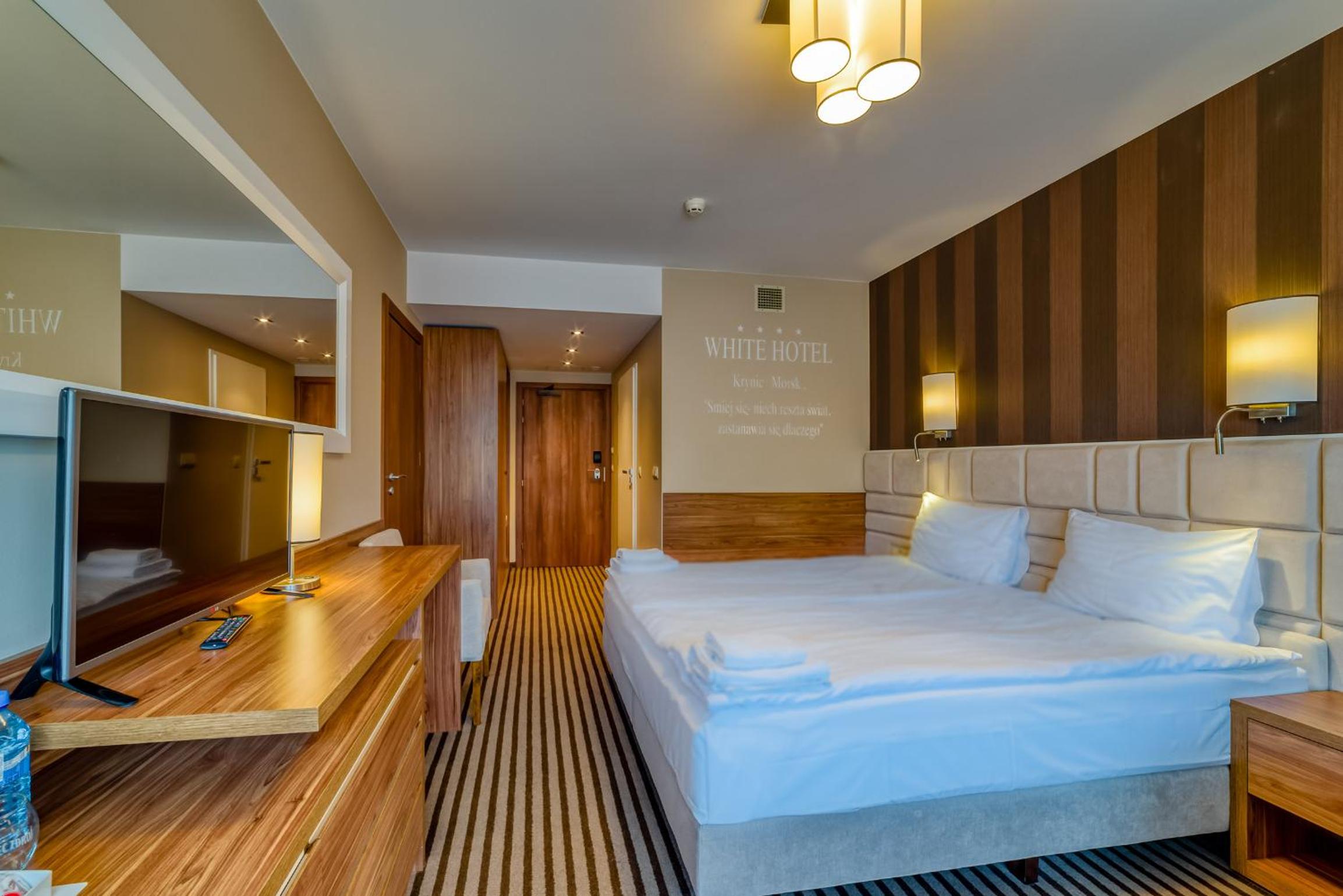 Deluxe Twin or Double Room with Balcony and Forest View - Photo 17