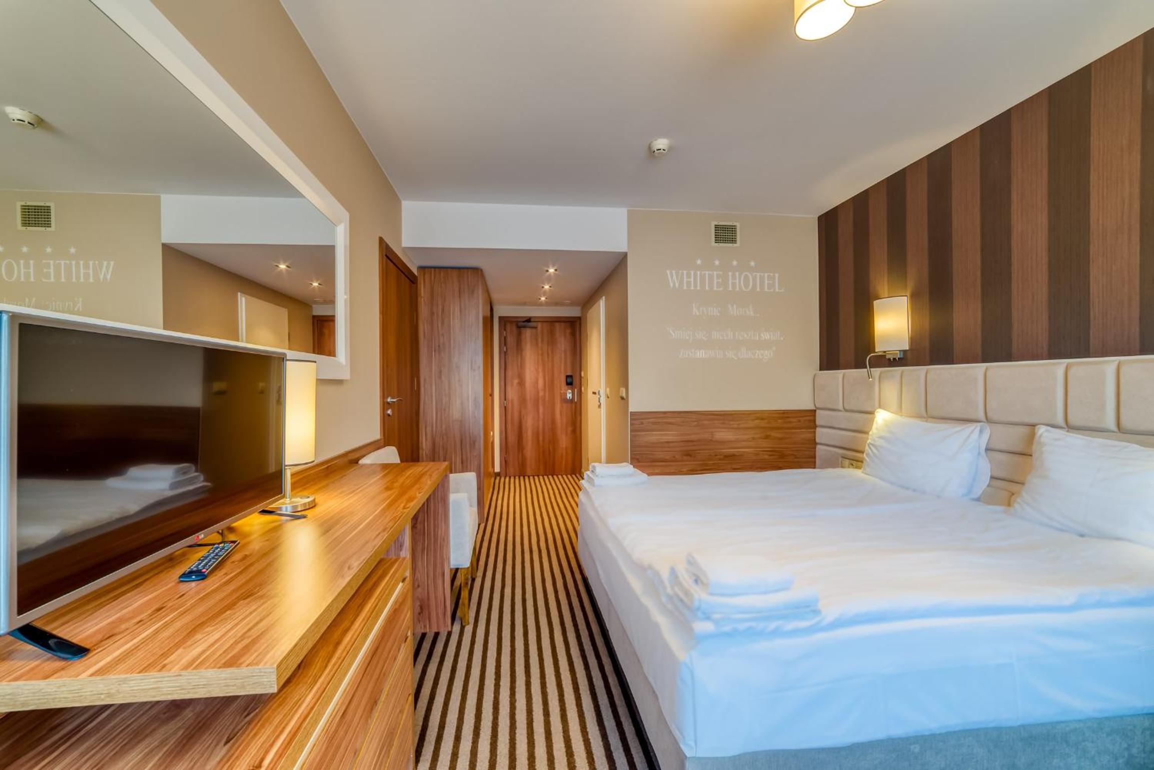 Deluxe Twin or Double Room with Balcony and Forest View - Photo 19