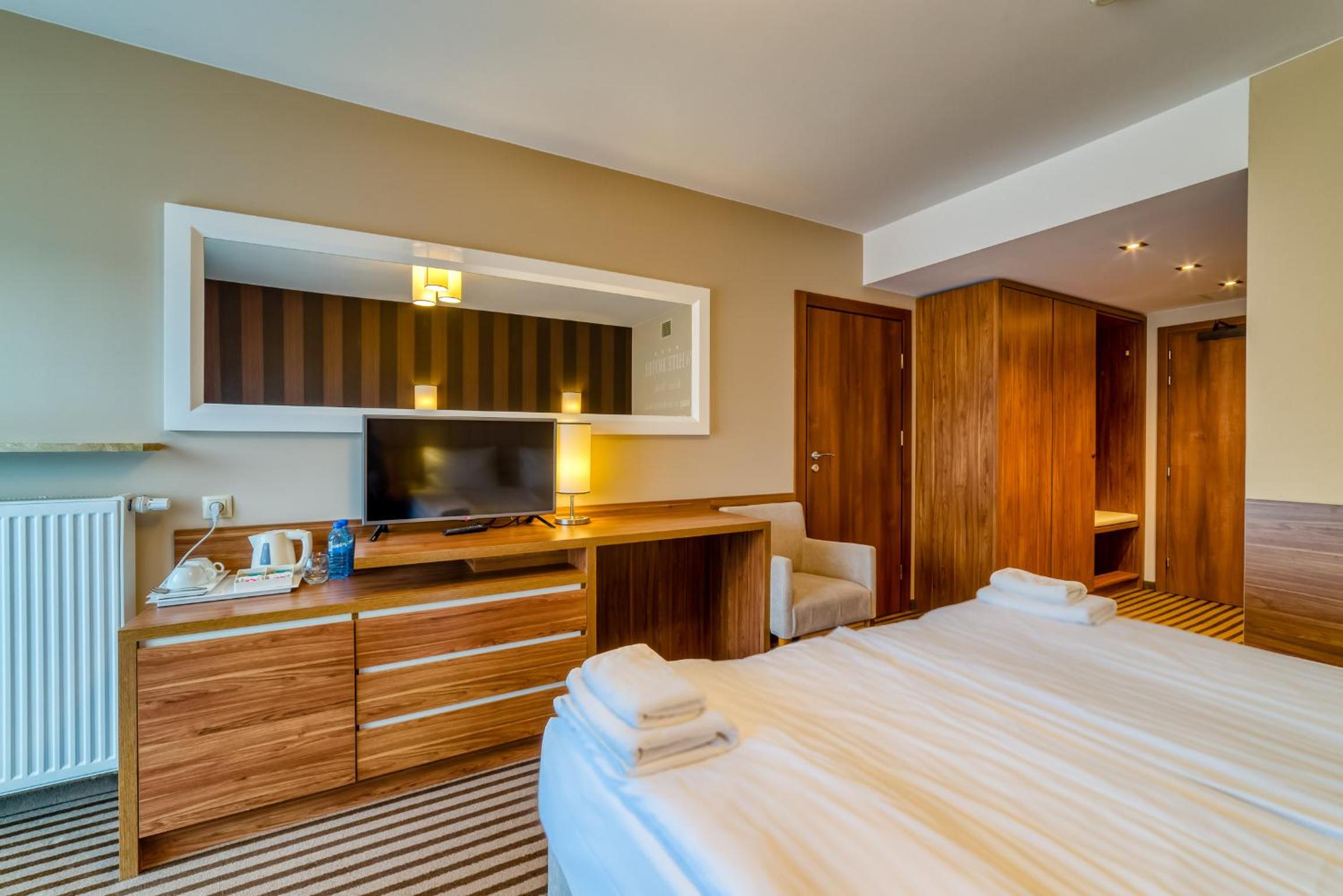 Deluxe Twin or Double Room with Balcony and Forest View - Photo 20