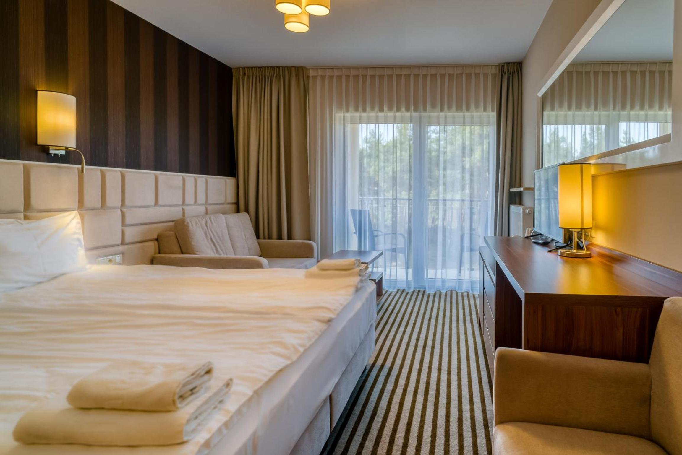 Deluxe Double Room with Extra Bed, Balcony and Forest View - Photo 11