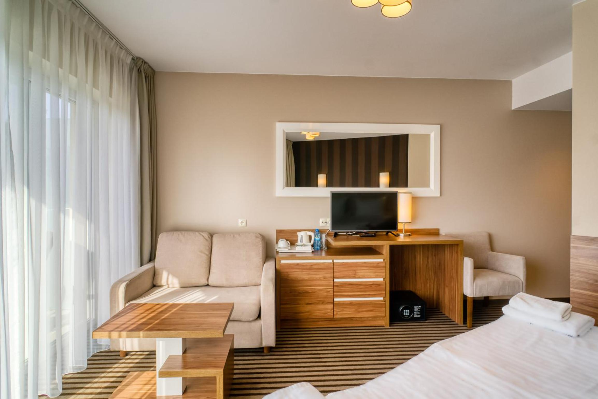 Deluxe Double Room with Extra Bed, Balcony and Forest View - Photo 10