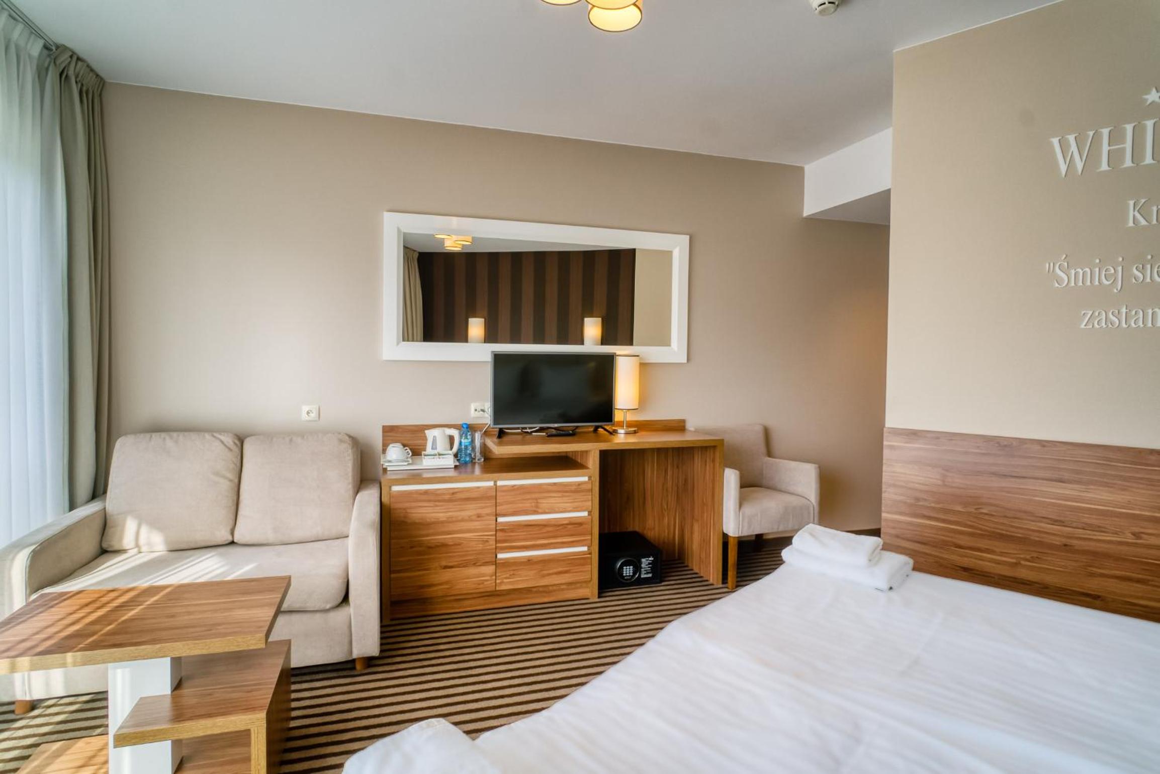 Deluxe Double Room with Extra Bed, Balcony and Forest View - Photo 8