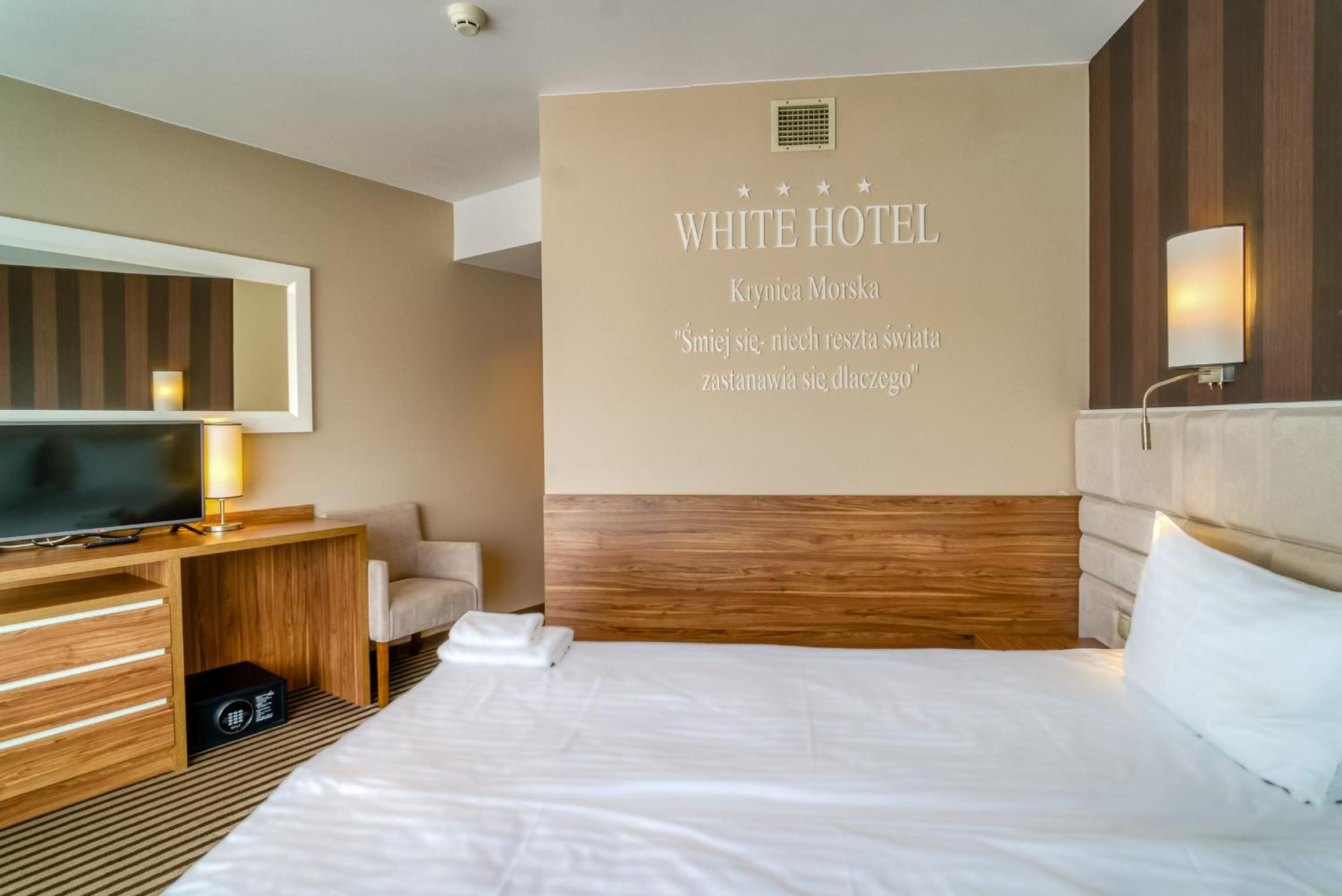 Deluxe Twin or Double Room with Balcony and Forest View - Photo 21
