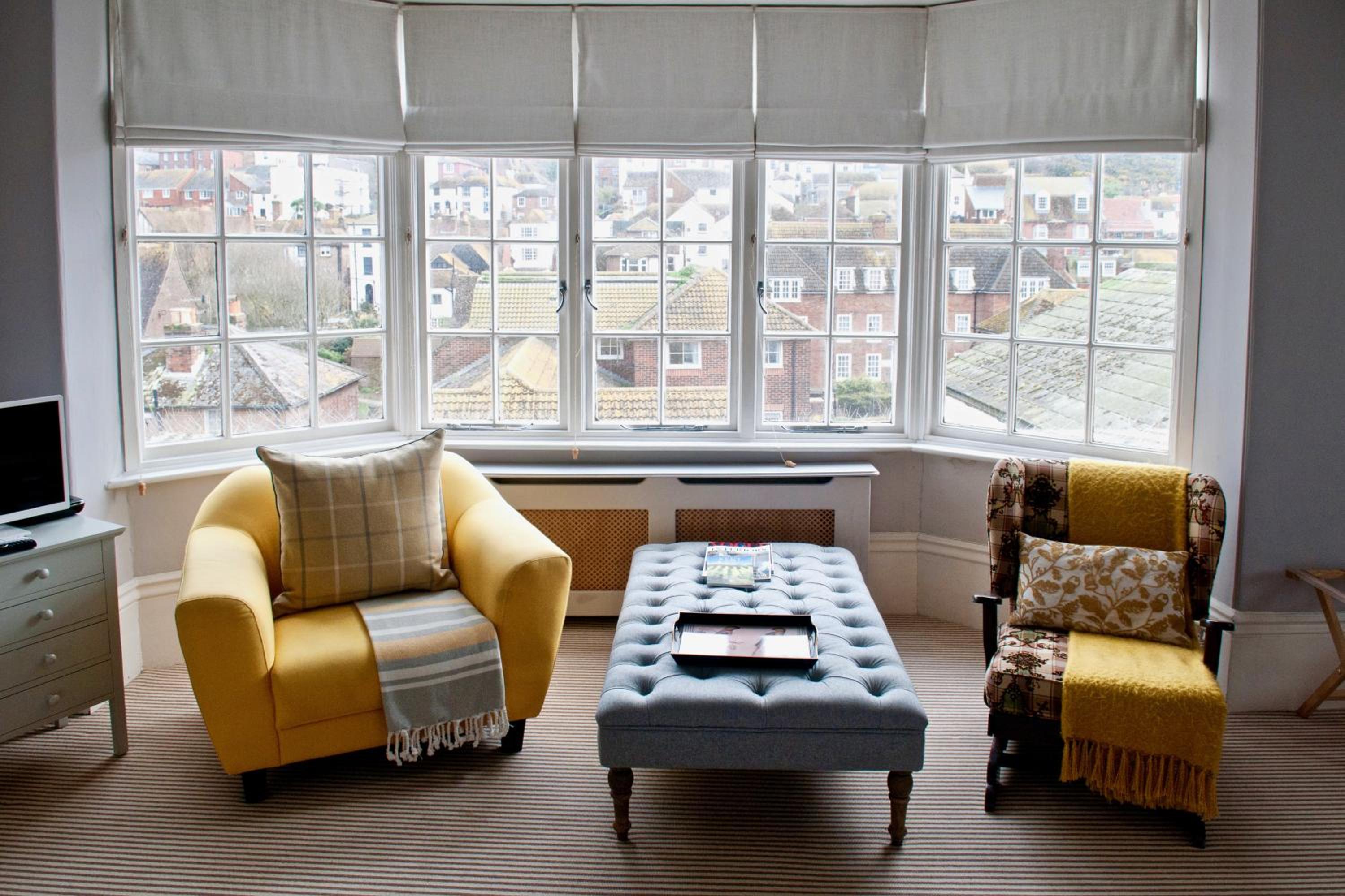 Deluxe King Room - Photo 9