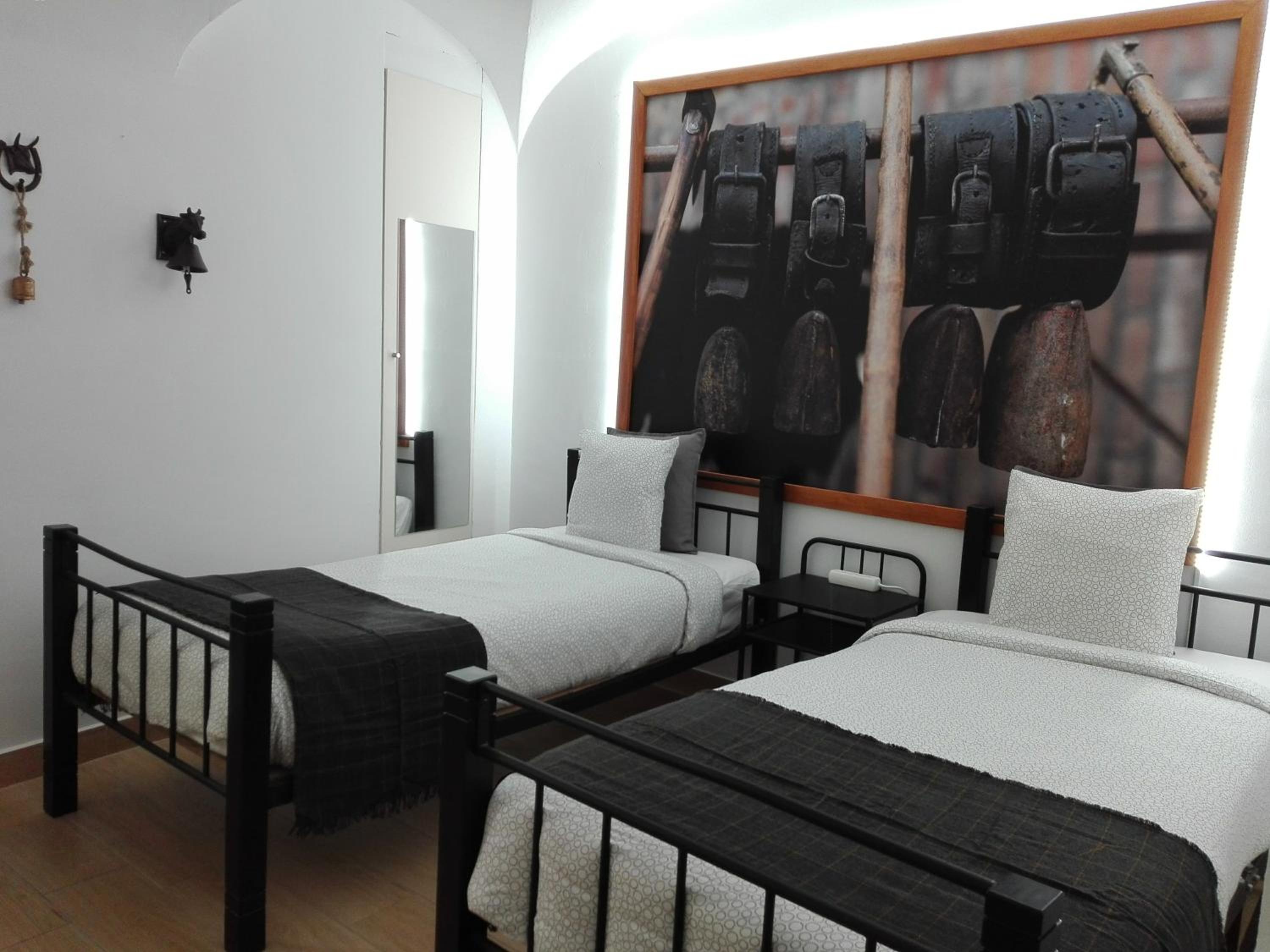 Twin Room with Private Bathroom - Photo 3