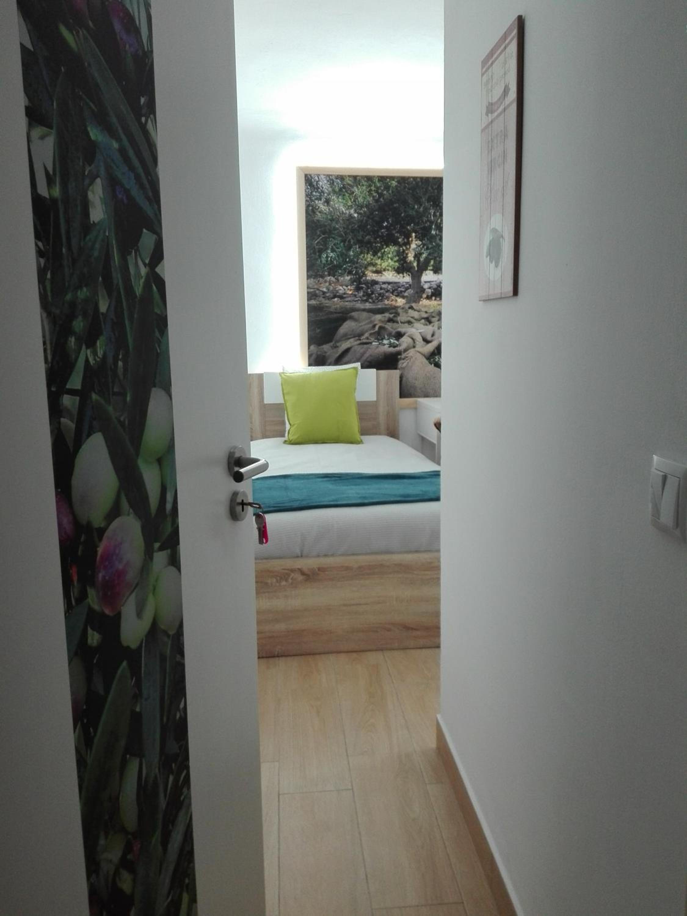 Twin Room with Private Bathroom - Photo 4