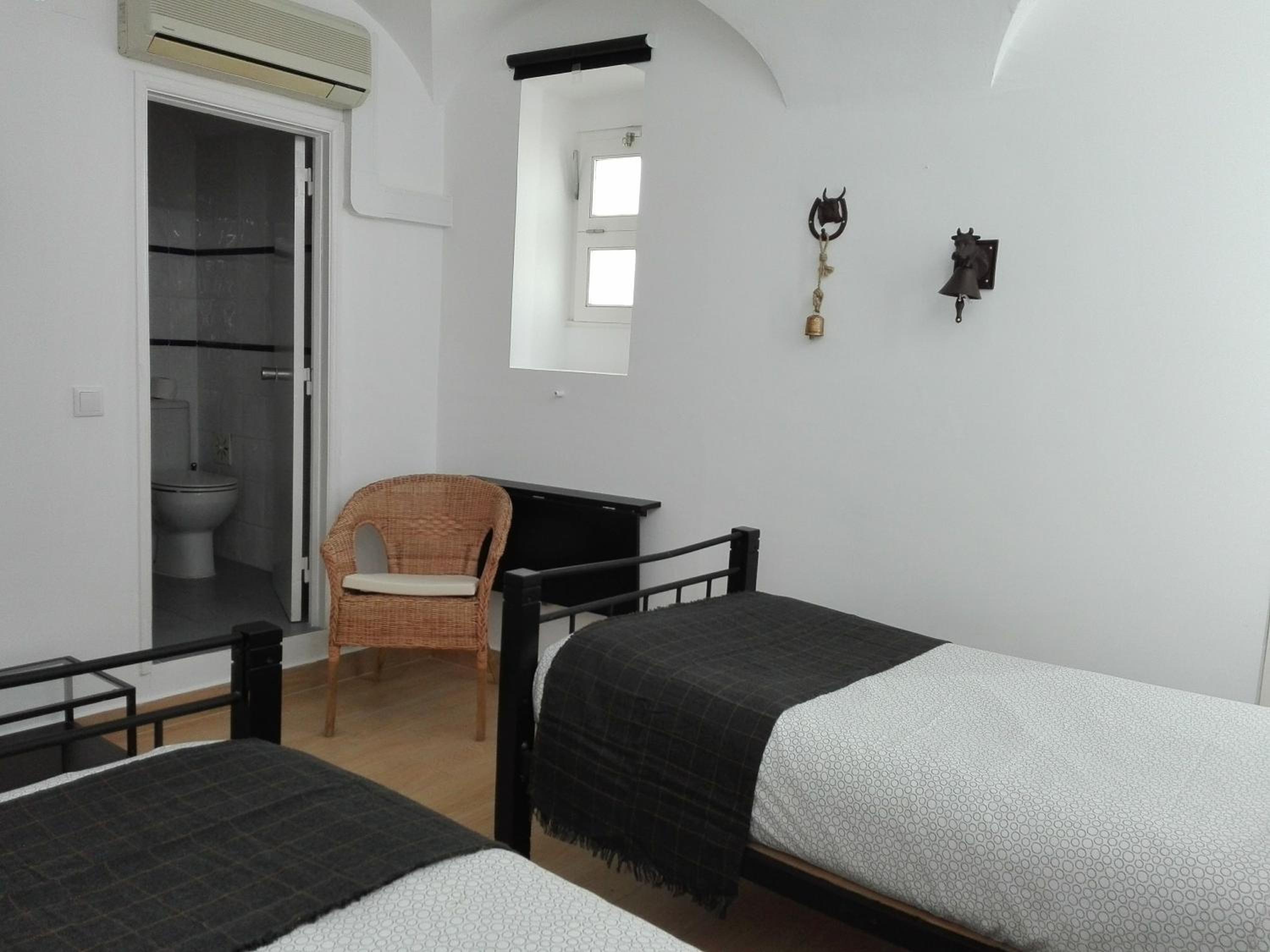 Twin Room with Private Bathroom - Photo 2