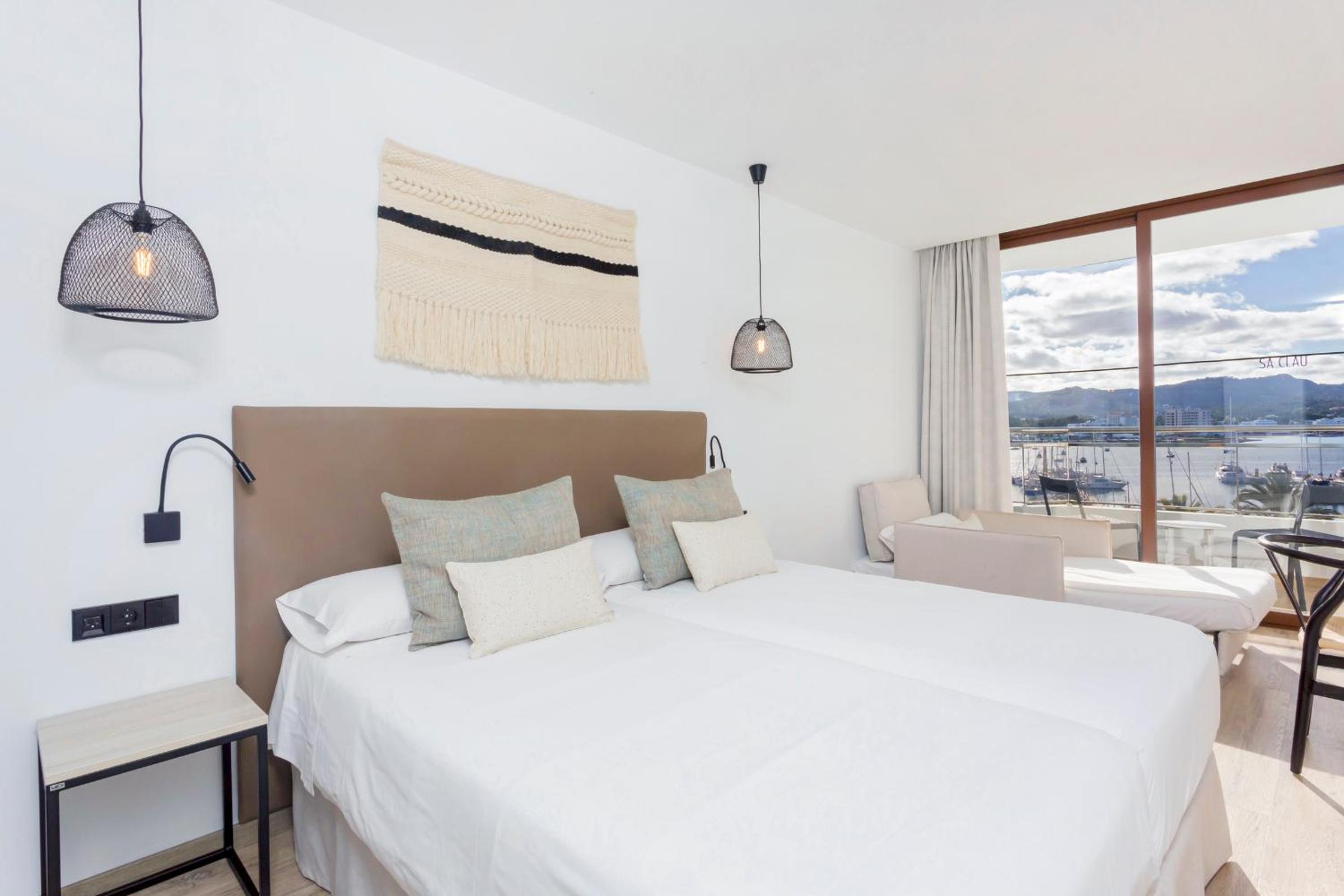 Double Plus Room with Sofa Bed and Sea View