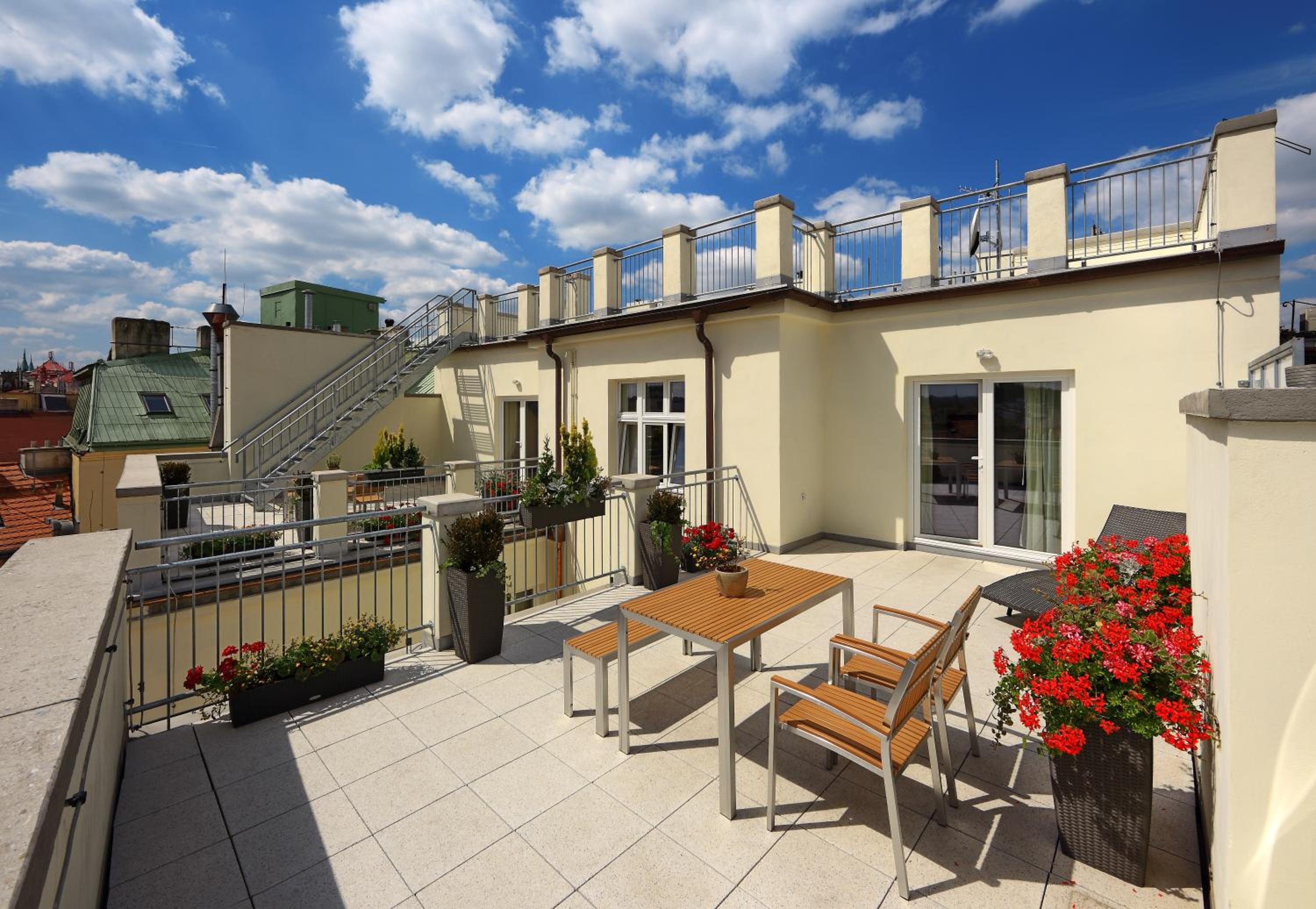 Deluxe Three-Room Apartment with Terrace (4 Adults)