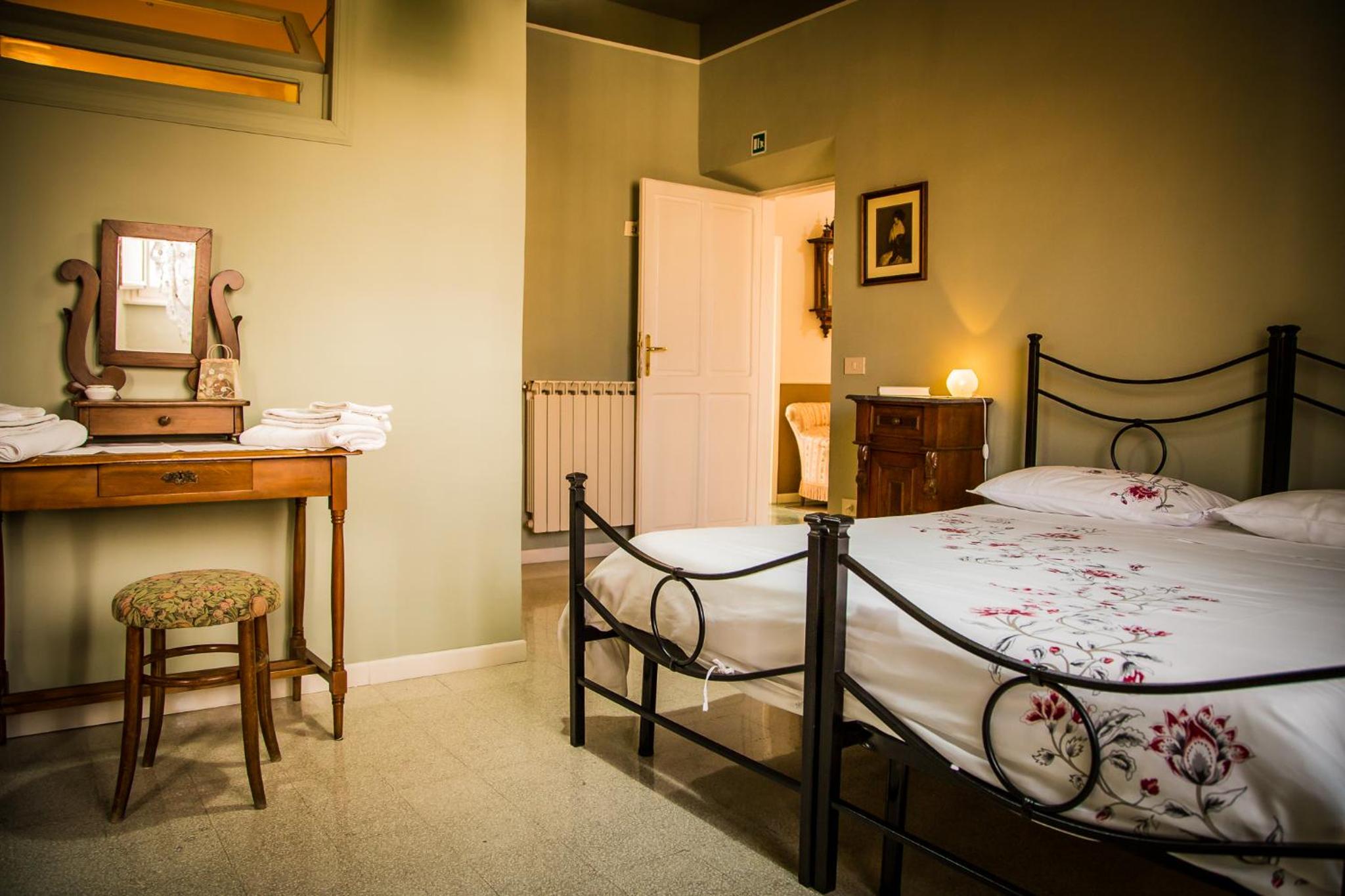 Double Room with Private Bathroom - Photo 7