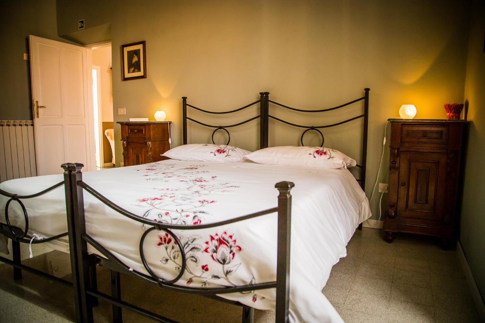 Double Room with Private Bathroom - Photo 9