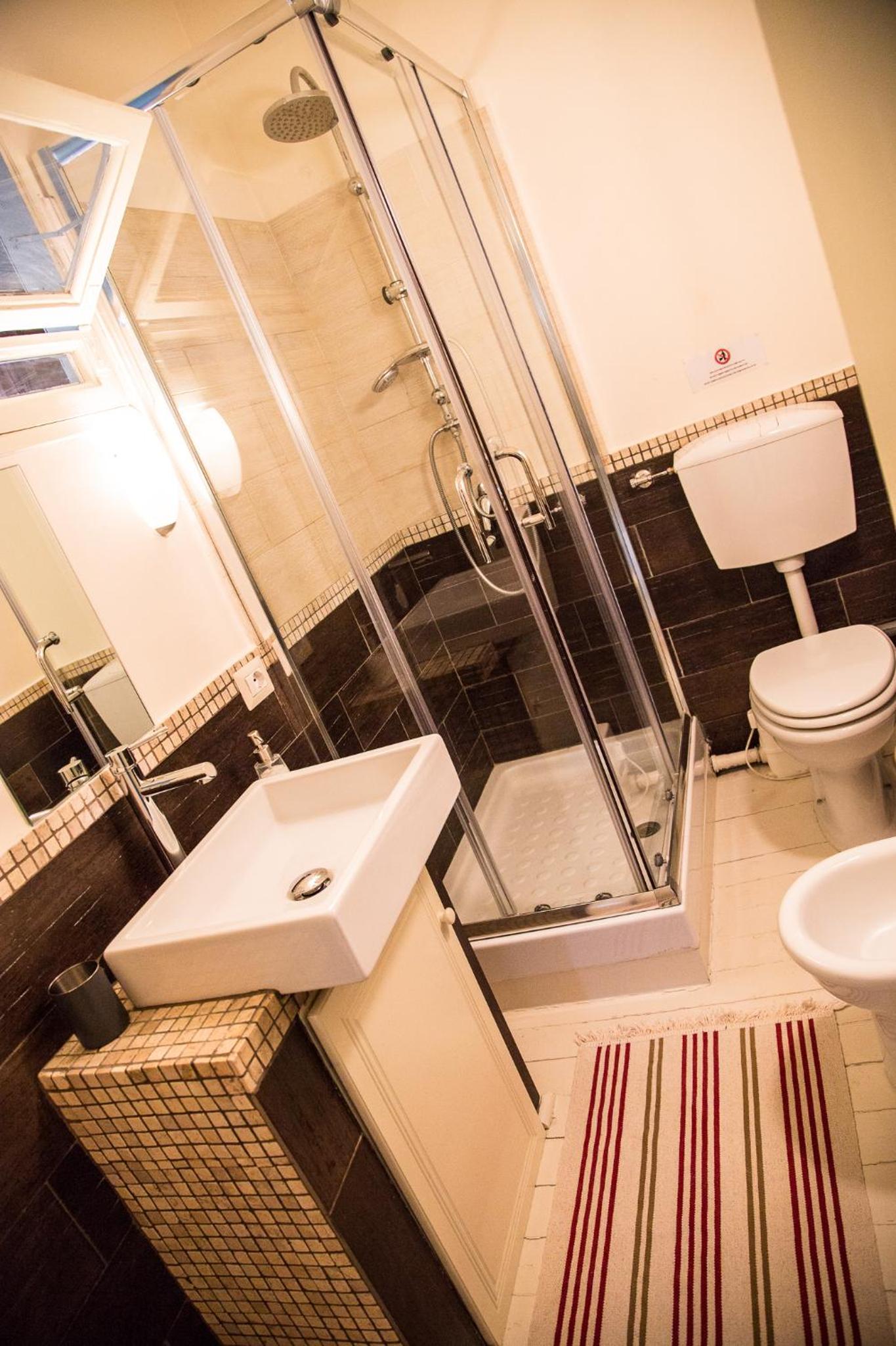 Double Room with Private Bathroom - Photo 5