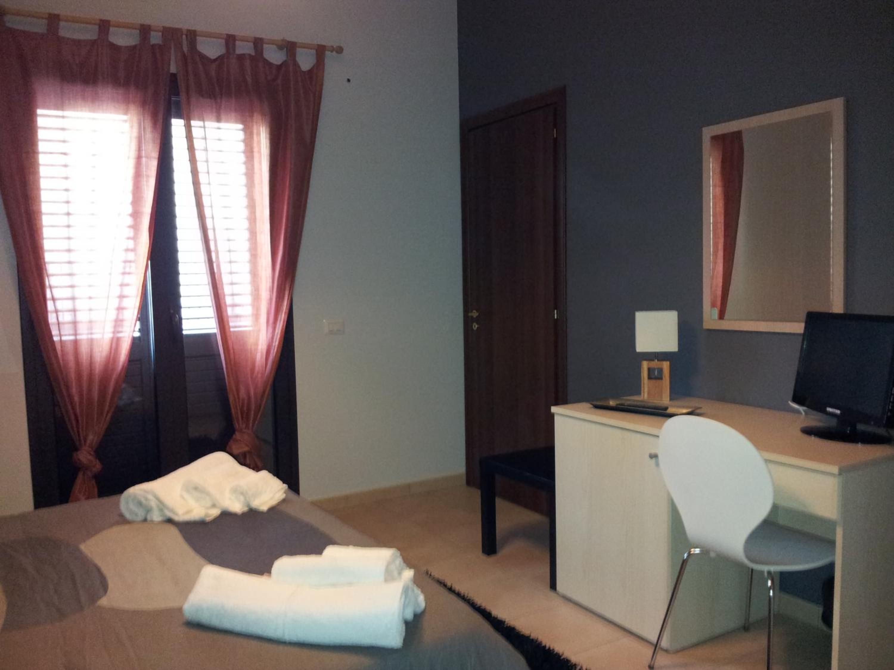 Double or Twin Room with Private Bathroom - Photo 2