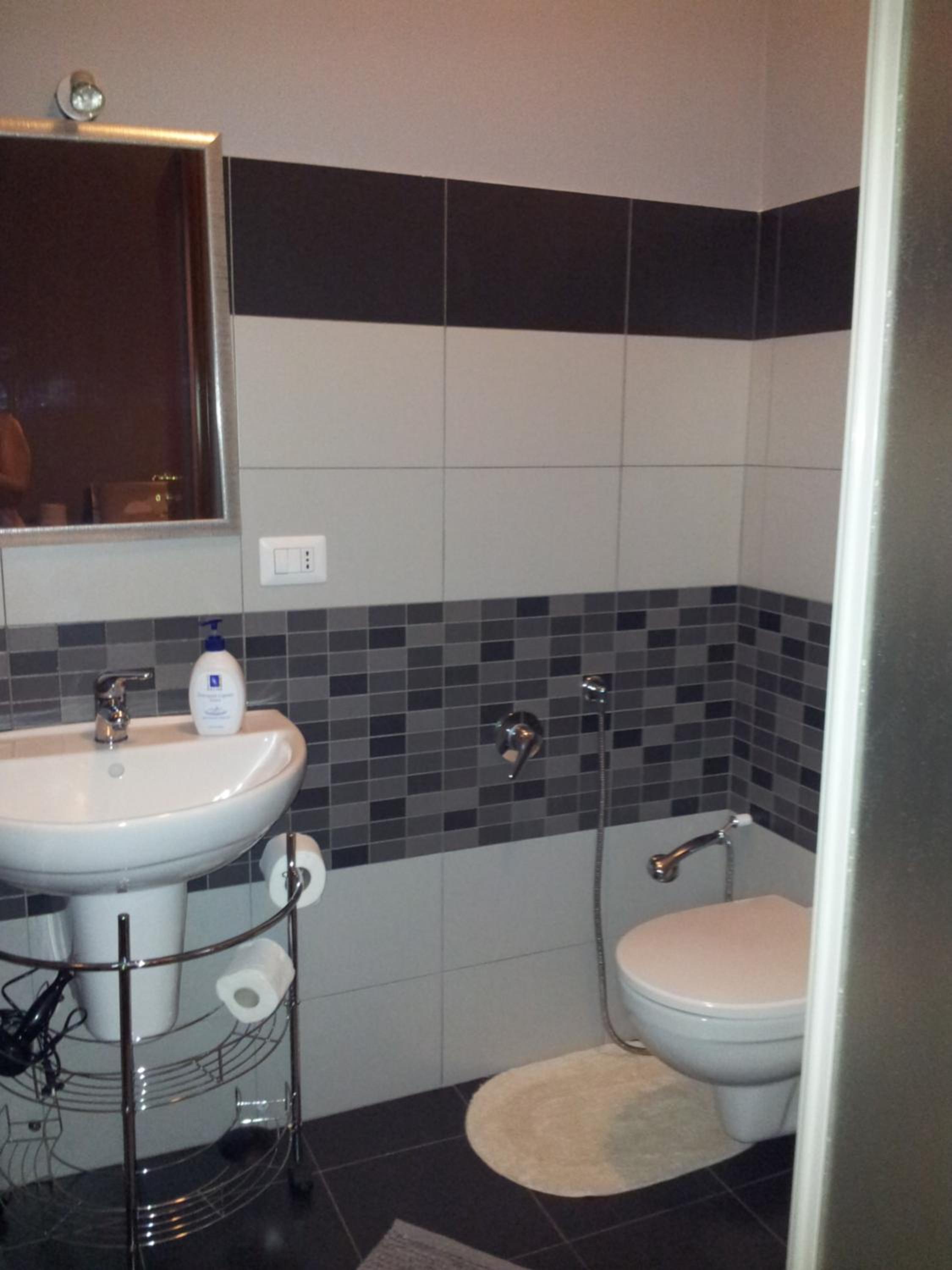 Double or Twin Room with Private Bathroom - Photo 13