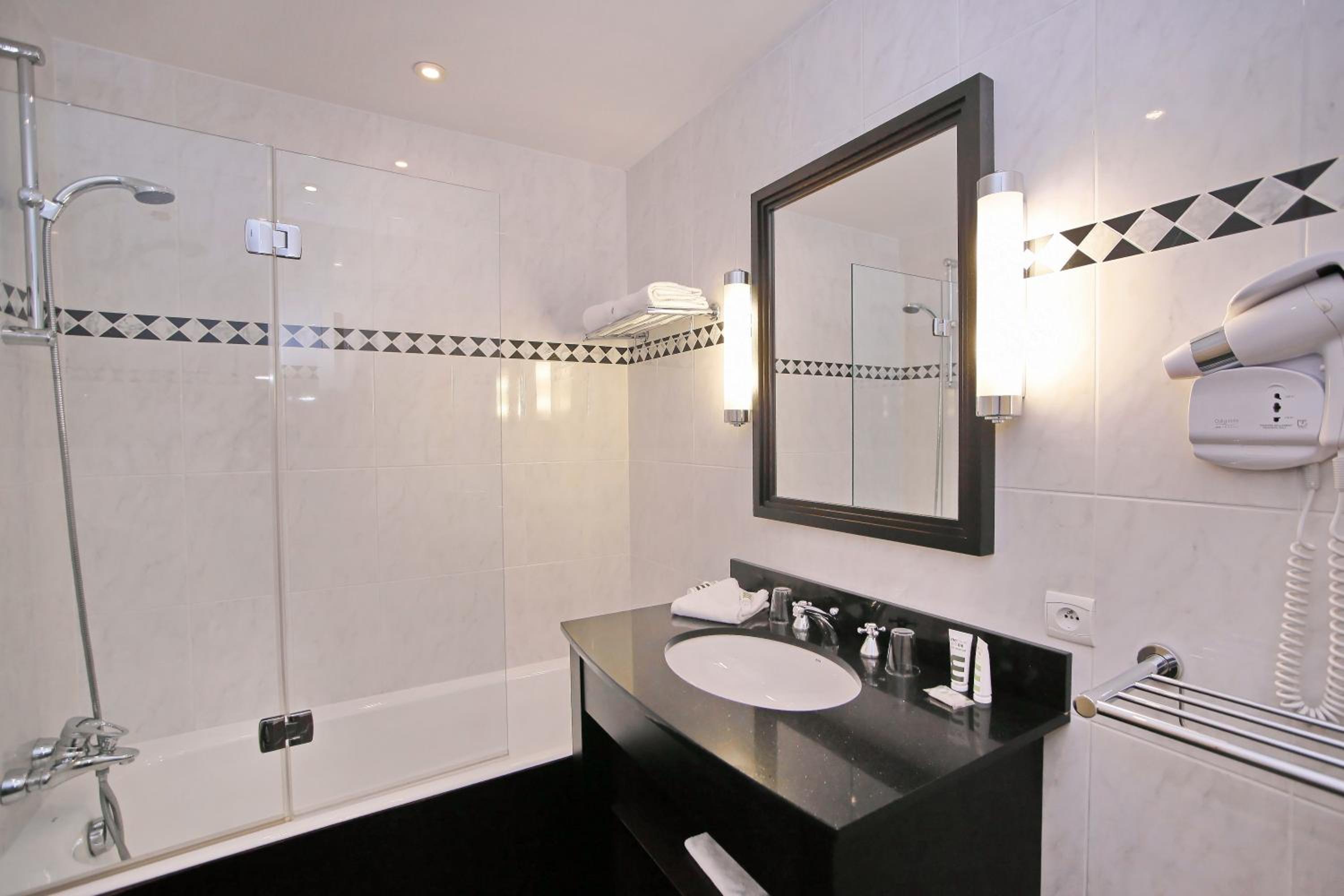 Classic Room with Park View - Photo 7