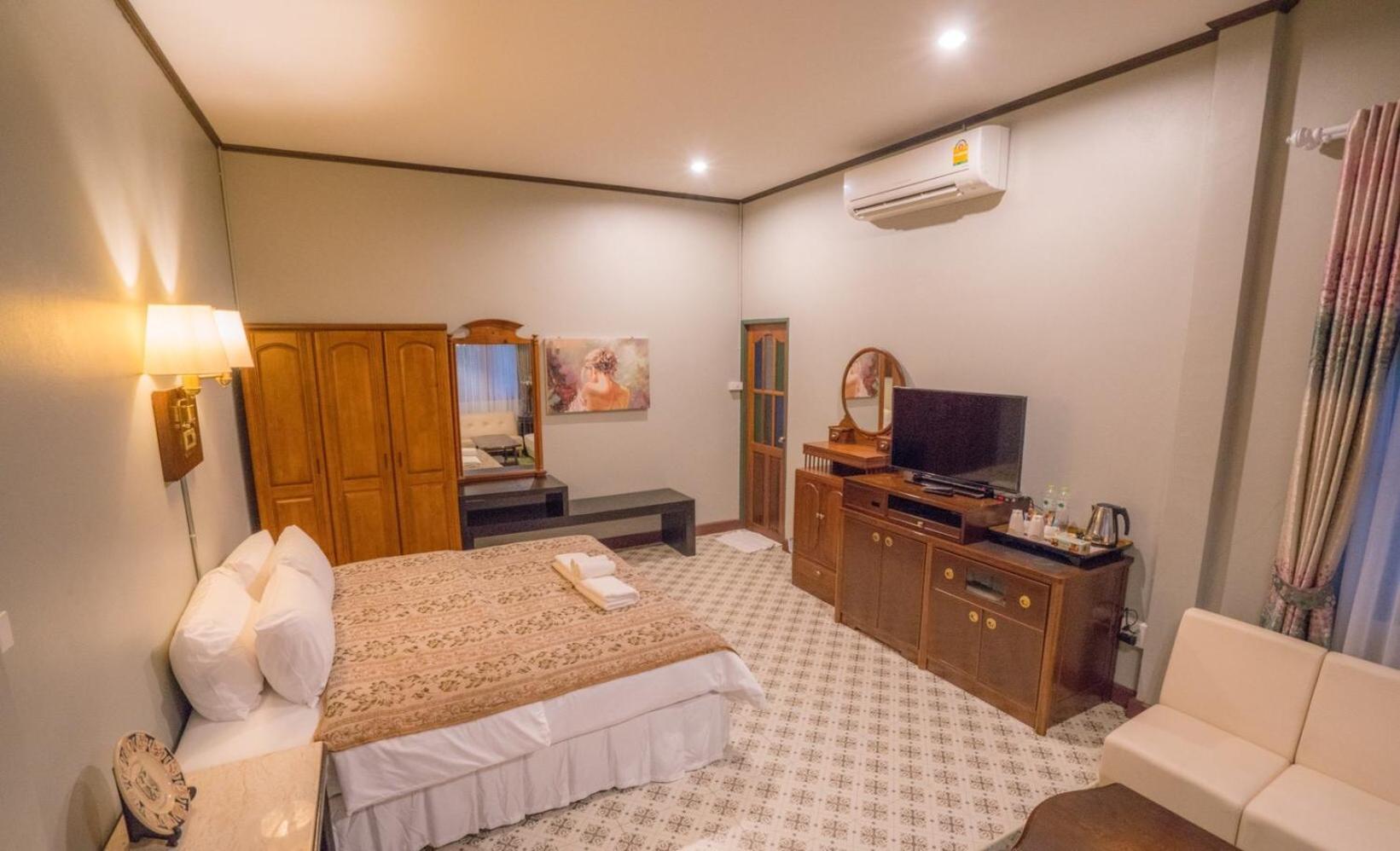 Four-Bedroom House - Photo 9