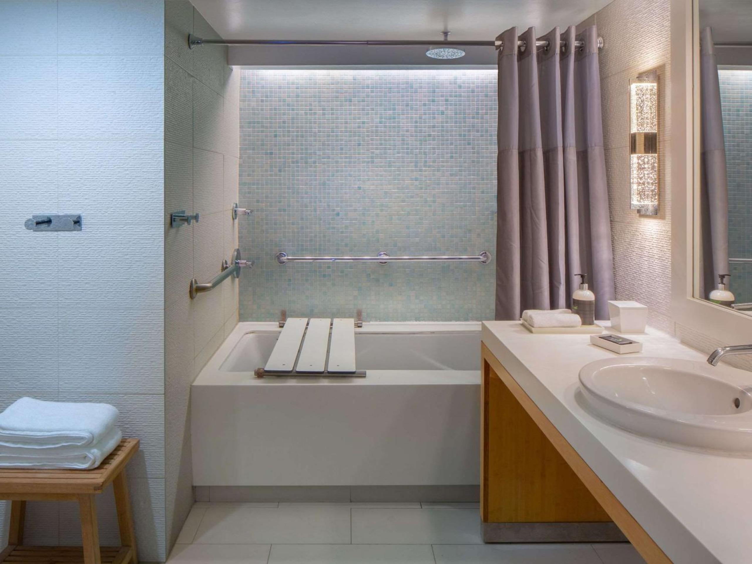 Queen Room with Two Queen Beds and Accessible Tub - Photo 7