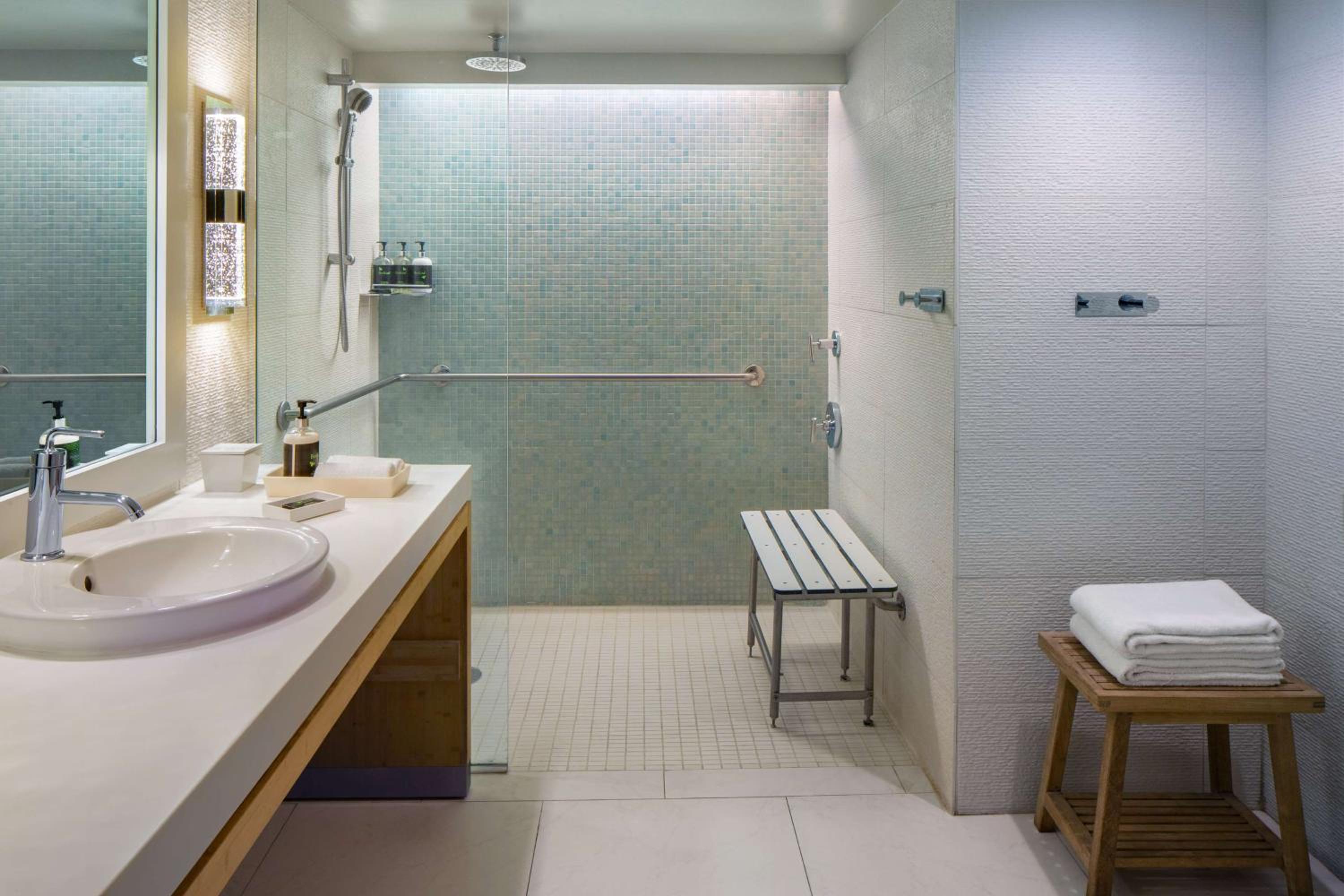 King Room with Accessible Shower - Photo 5
