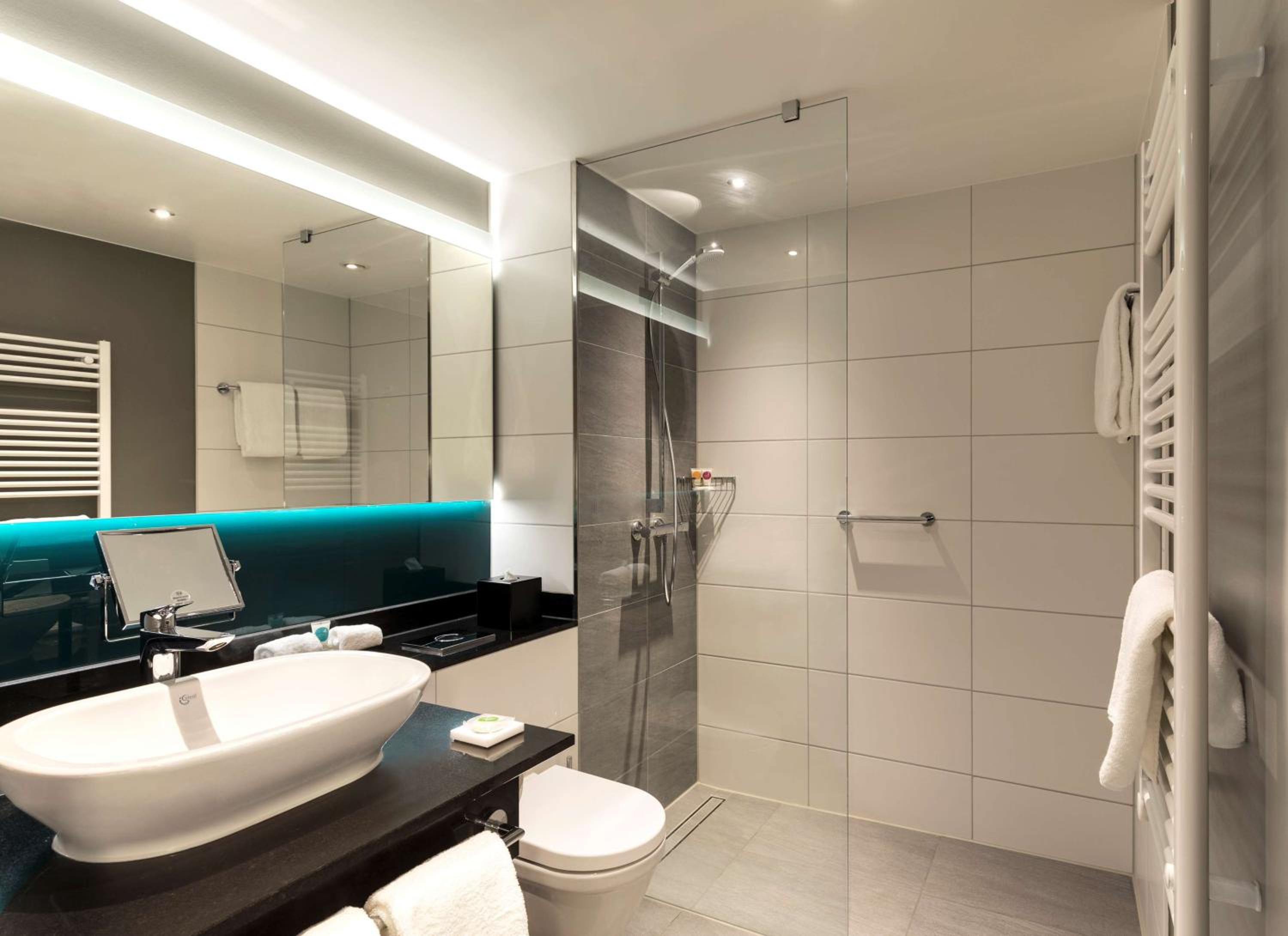 Premium King Room with Sofa Bed thumbnail 5