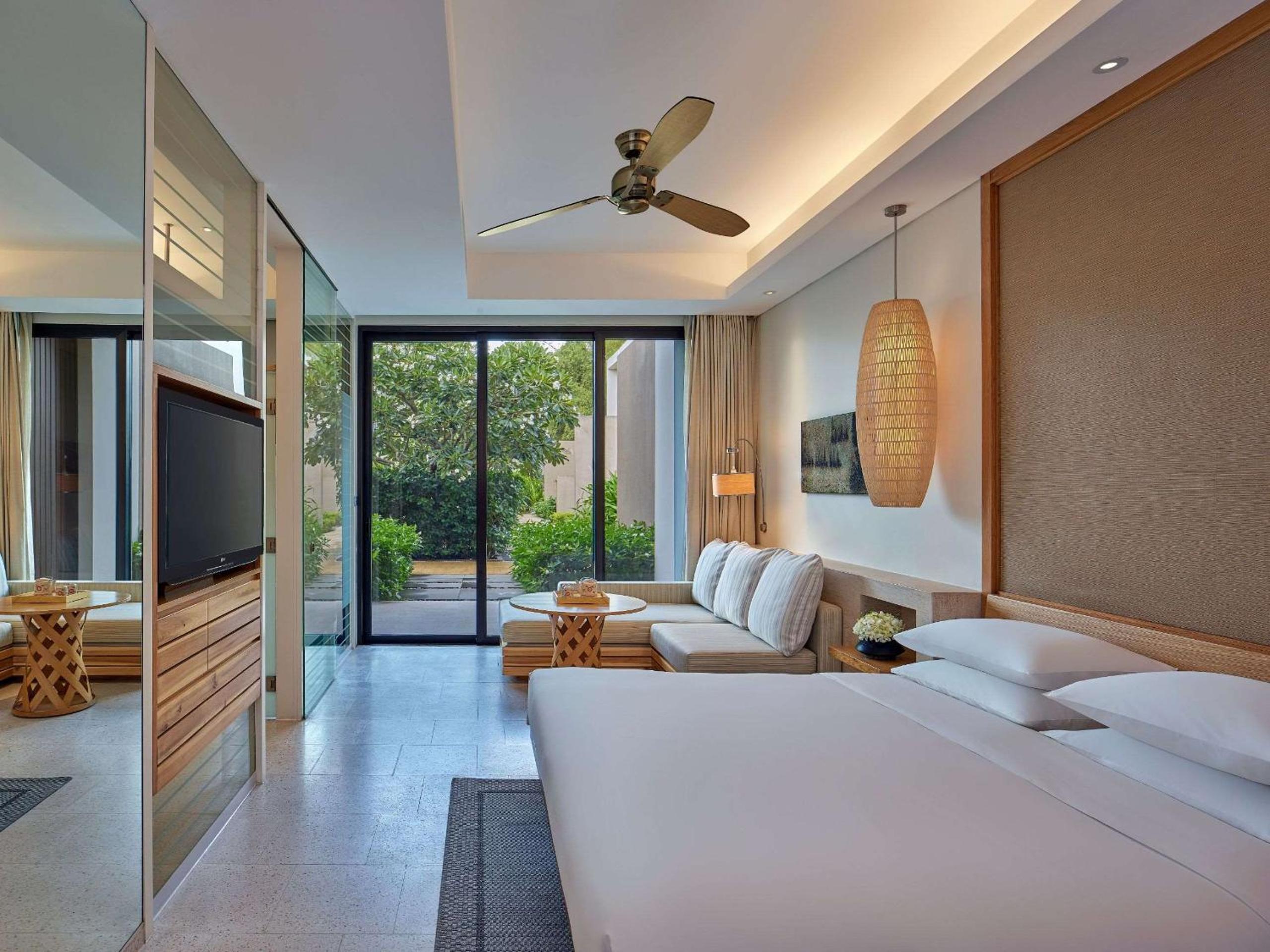 King Room with One King Bed (Non Smoking)