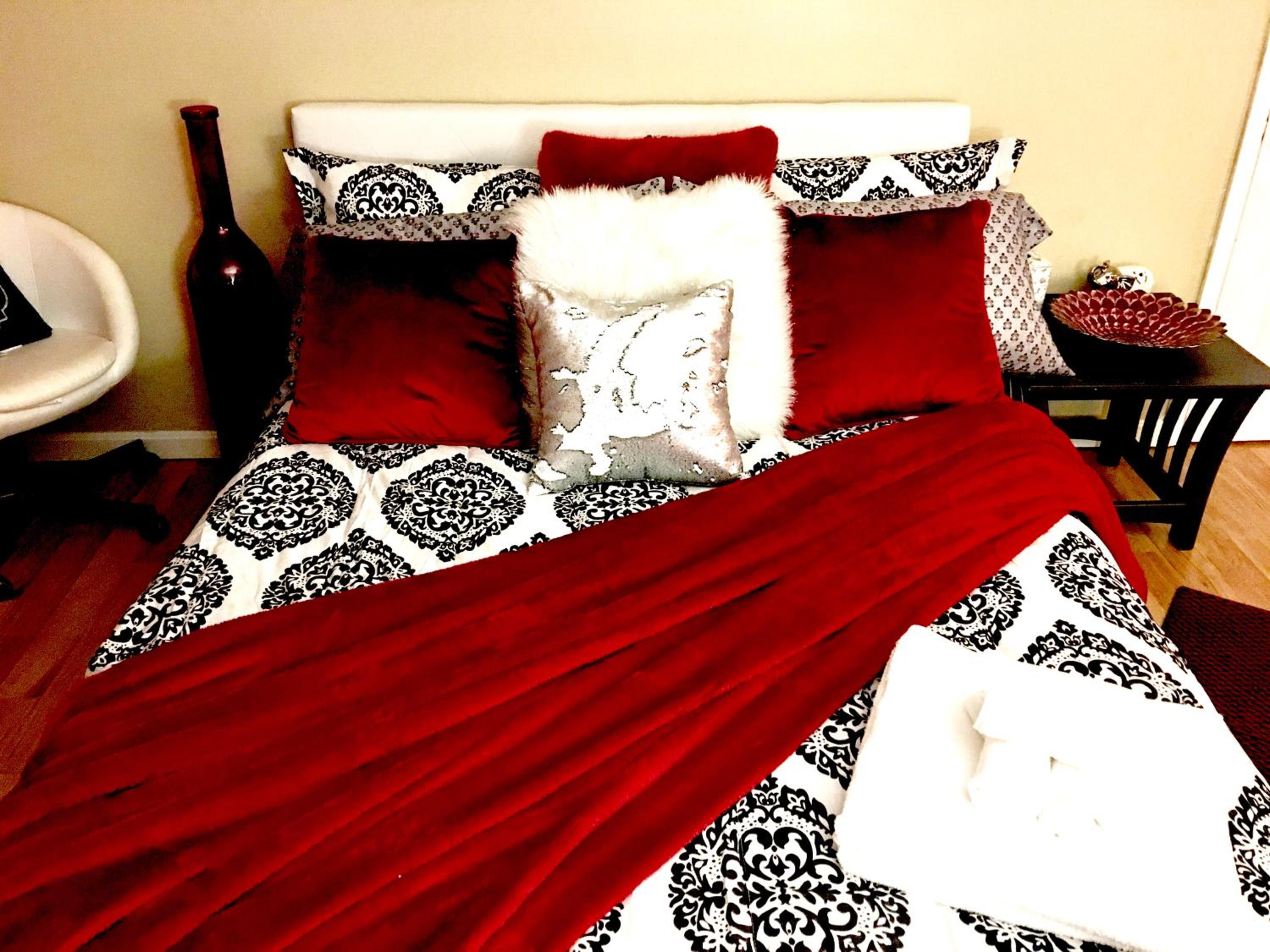 Deluxe Queen Suite - Photo 10