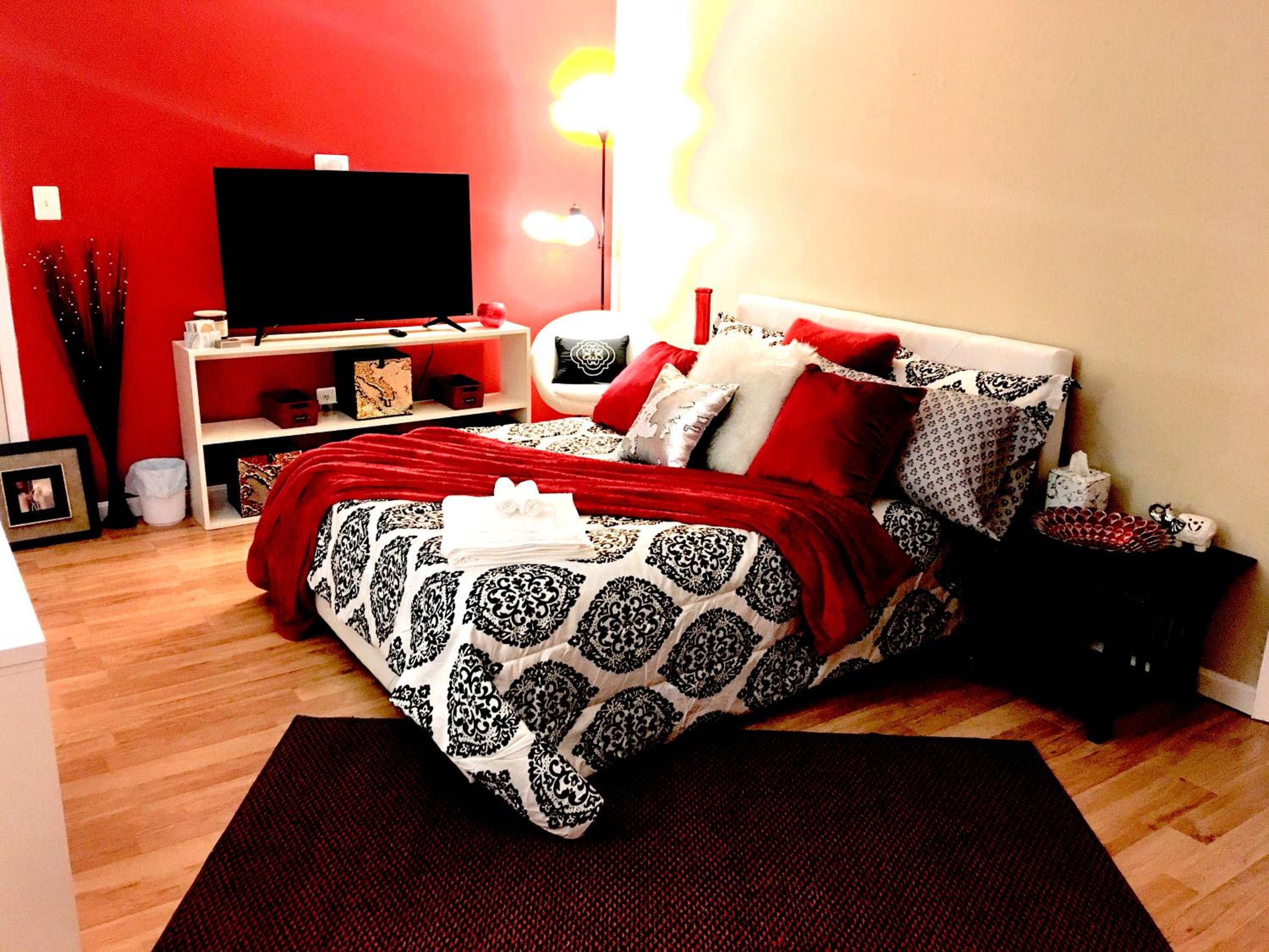Deluxe Queen Suite - Photo 12