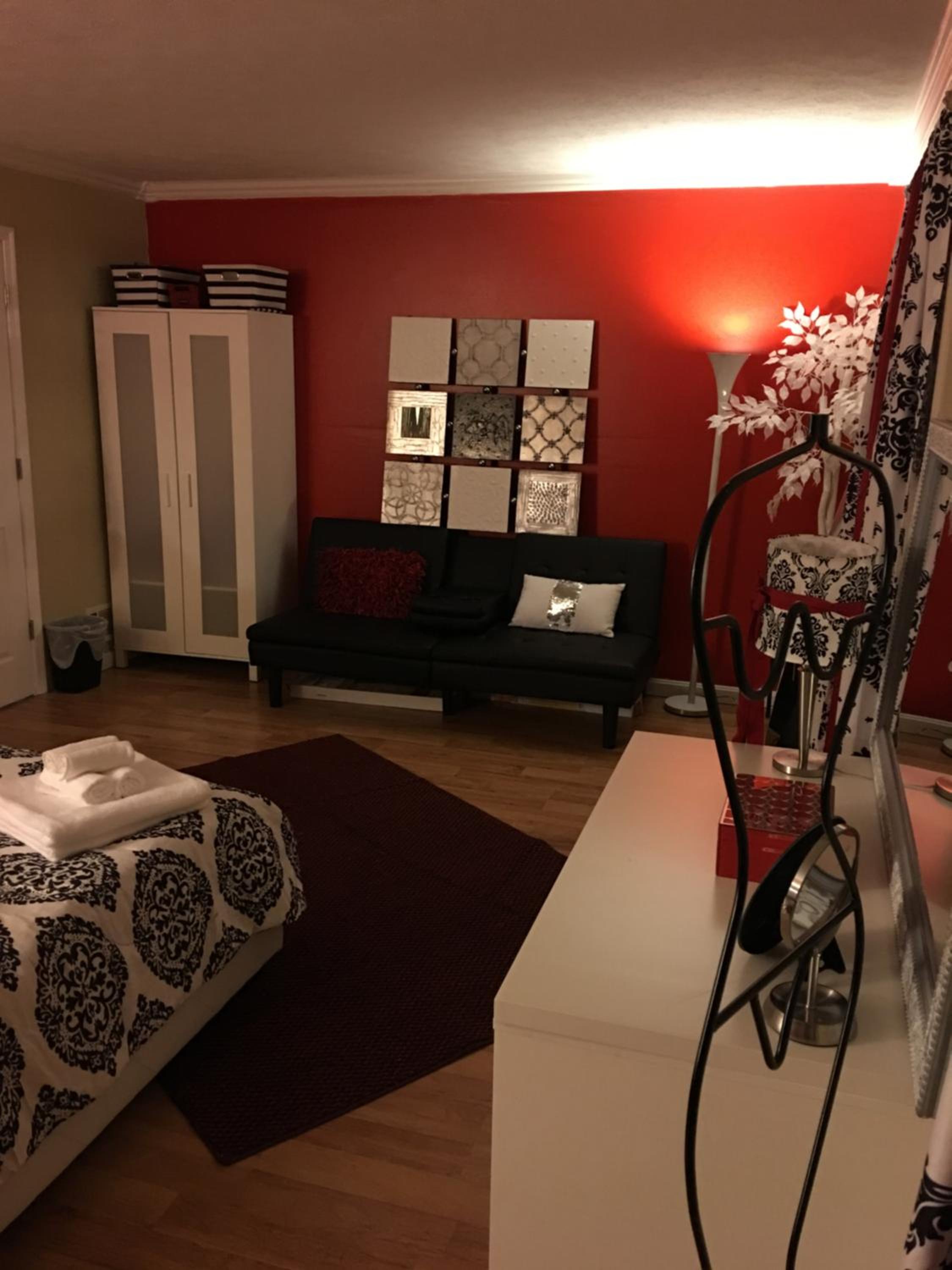 Deluxe Queen Suite - Photo 14