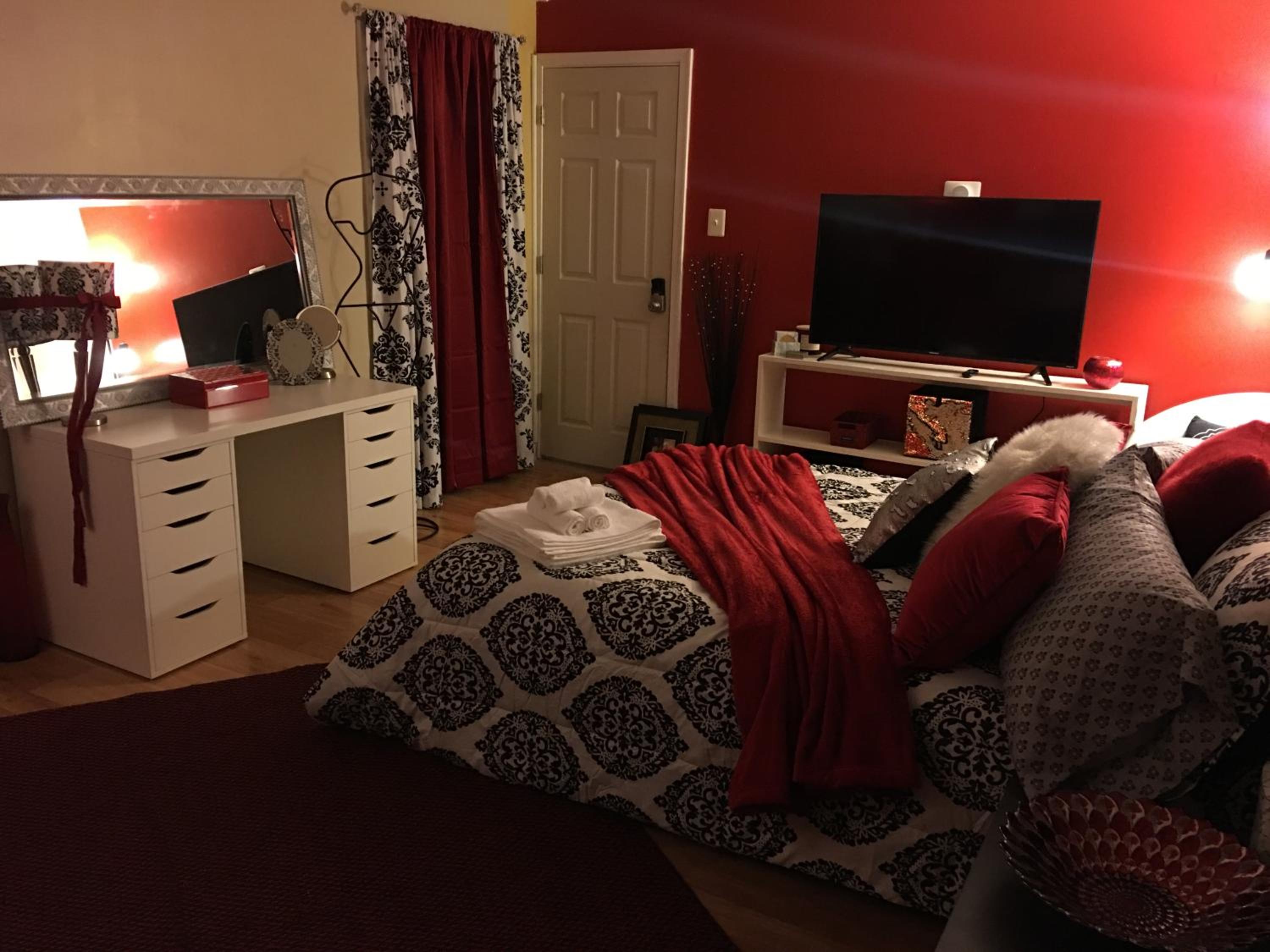 Deluxe Queen Suite - Photo 16