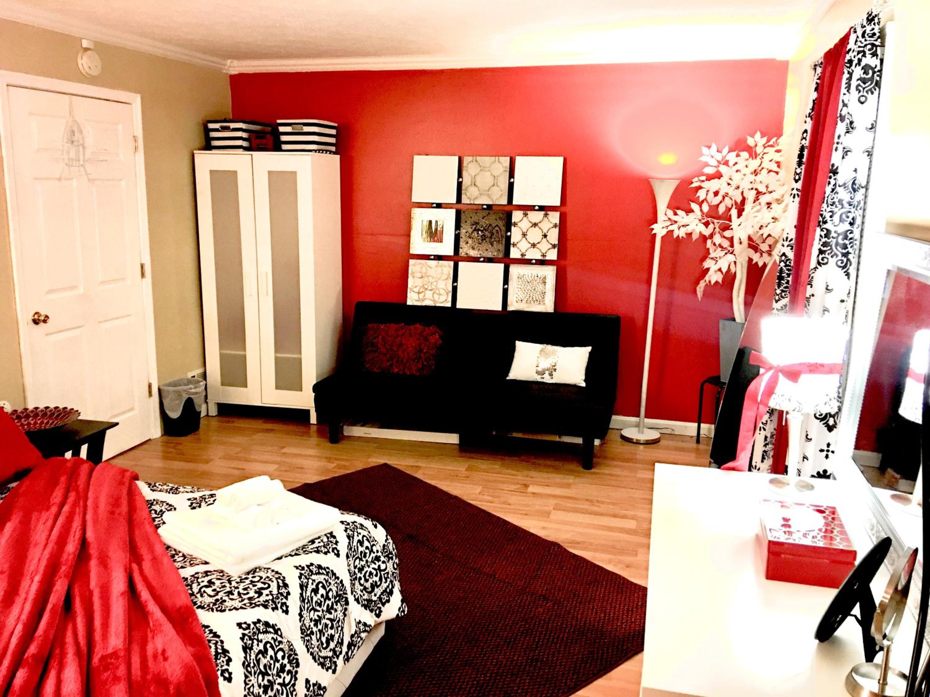 Deluxe Queen Suite - Photo 17