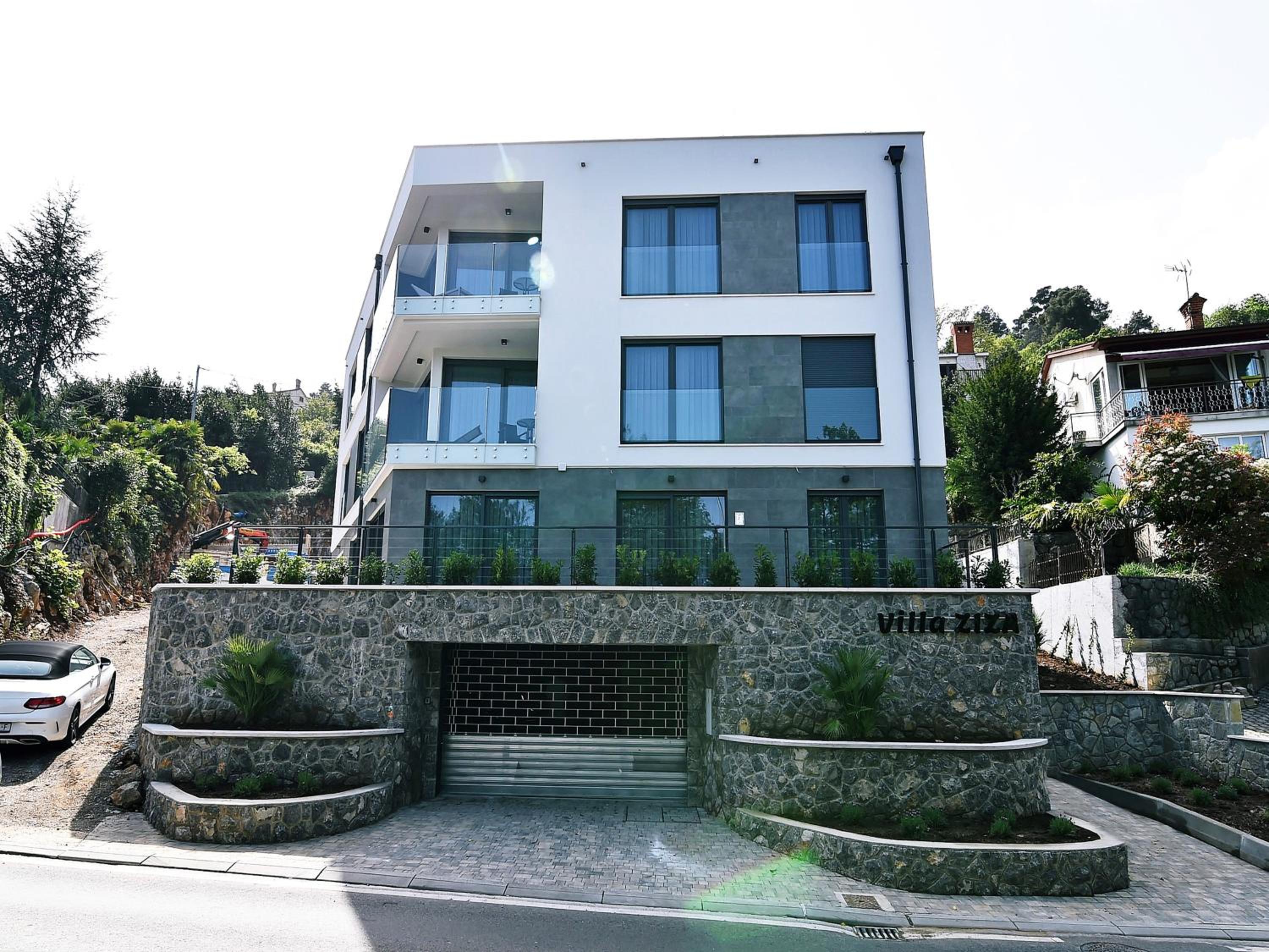 Apartment with Balcony photo 2