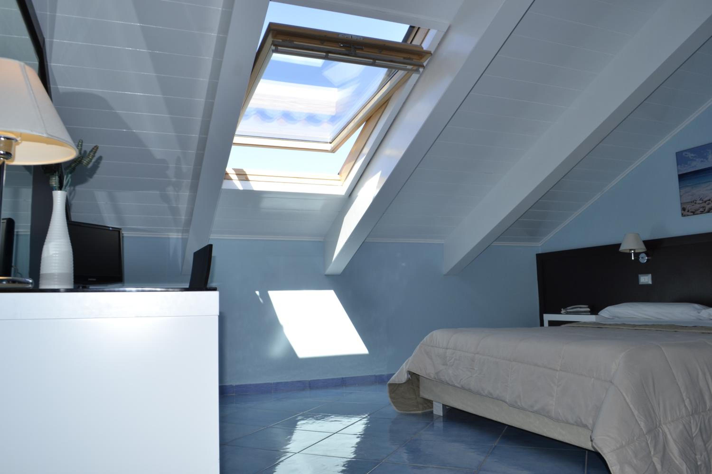 Double Room - Attic - Photo 11