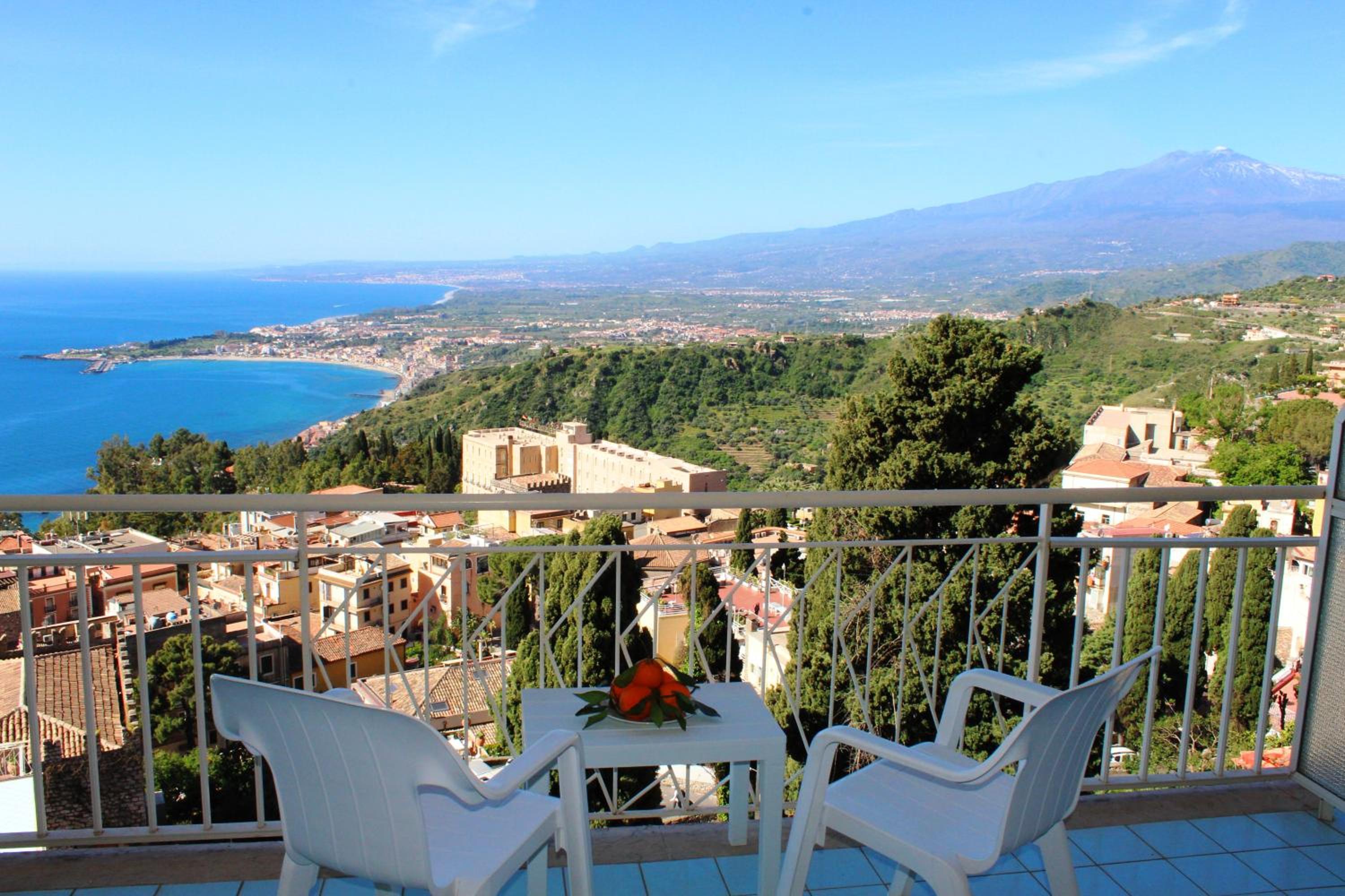 Double or Twin Room with Balcony and Sea View photo 2