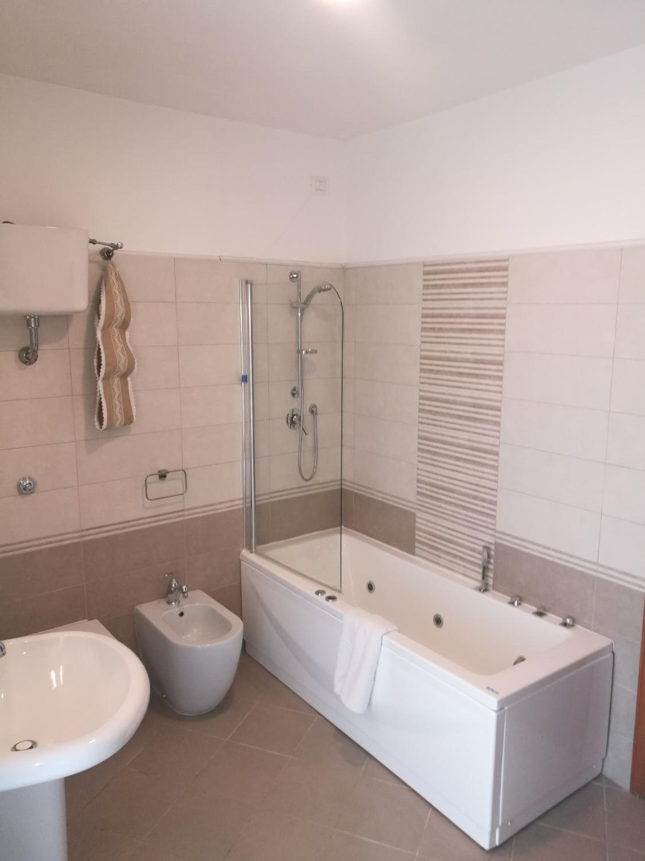 Double Room with Spa Bath photo 2