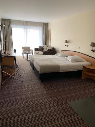 Standard Twin Room with Sofa photo 3