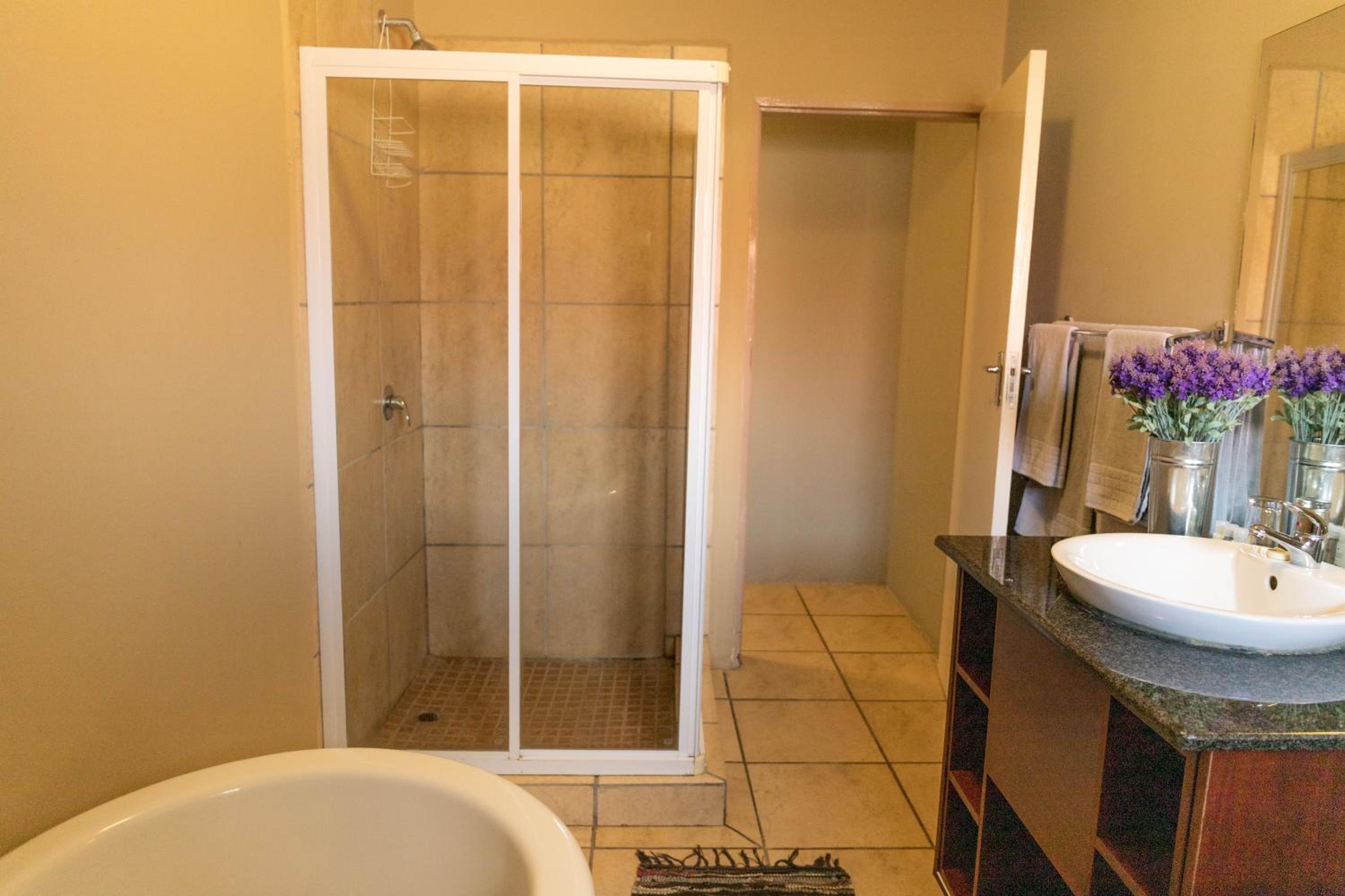 Twin Room with Bath photo 2