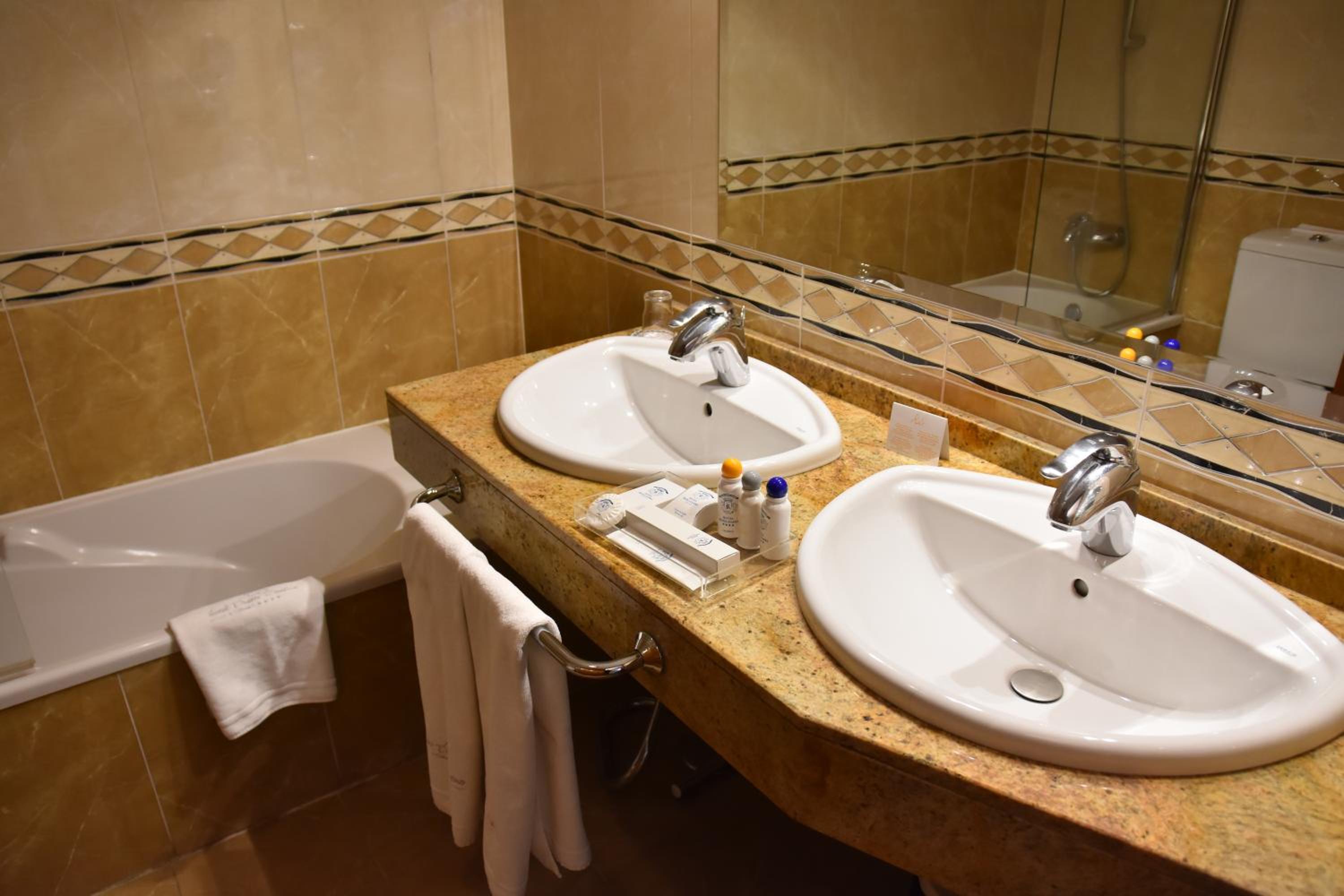 Double or Twin Room - Photo 7