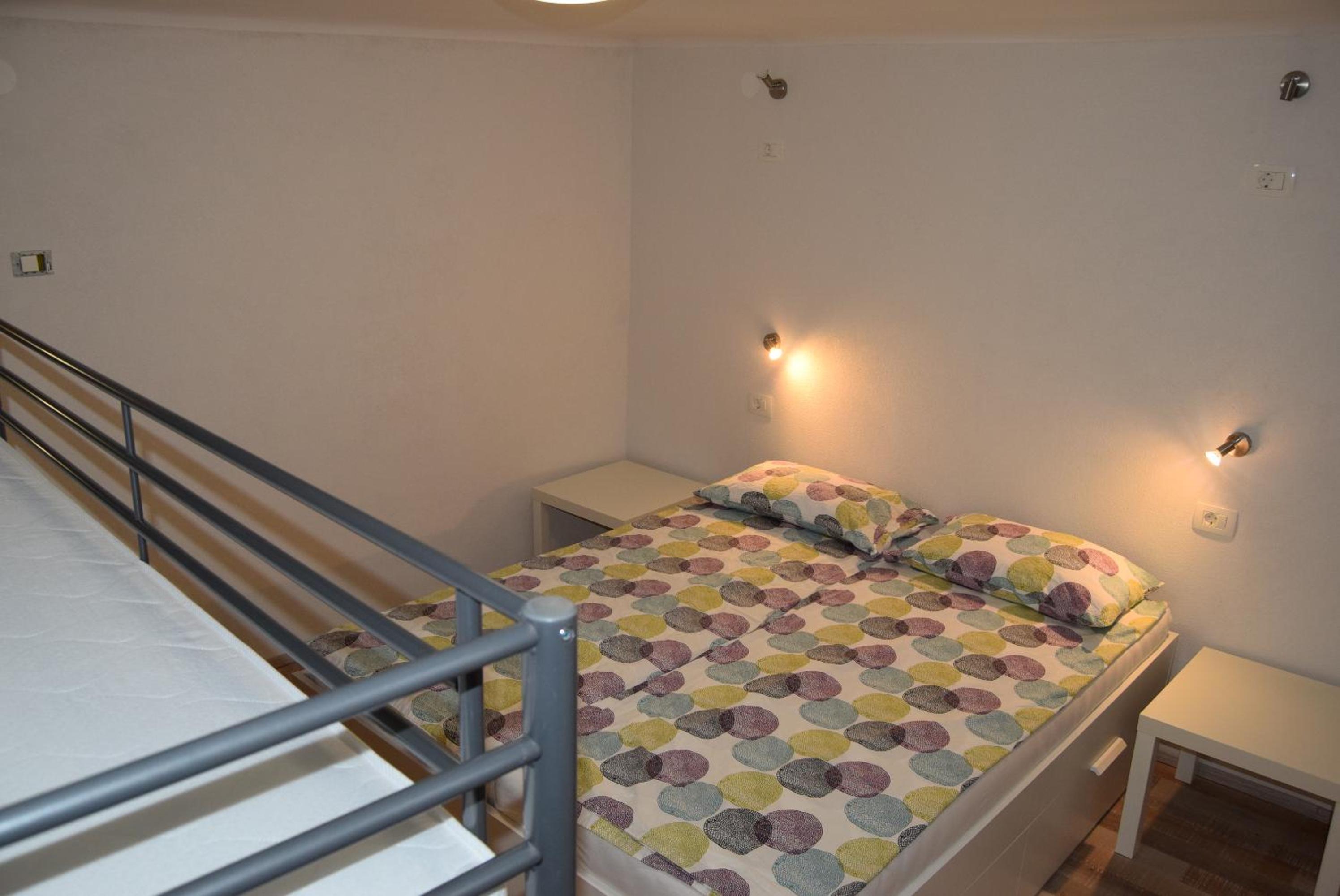 Quadruple Room with Shared Bathroom photo 2