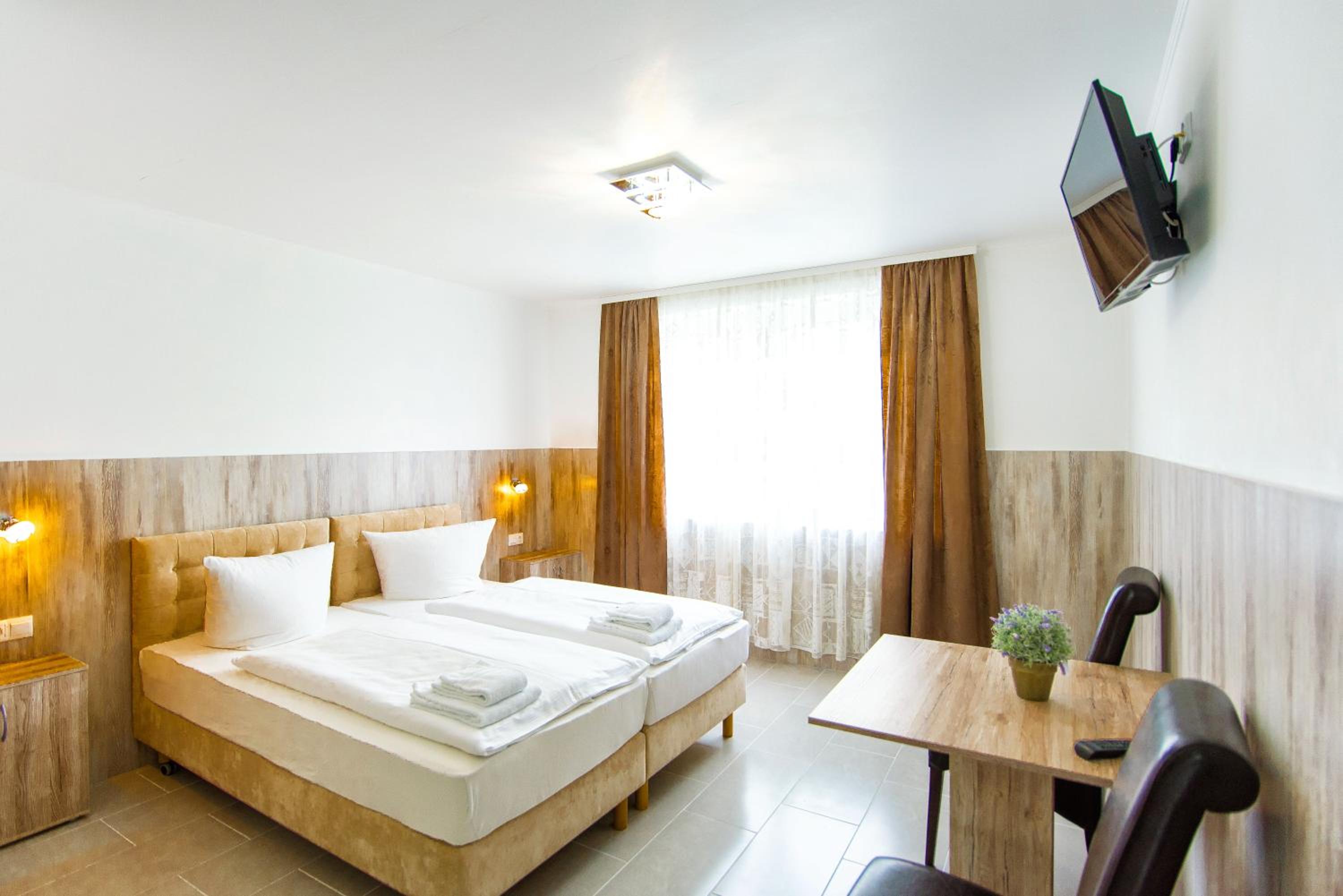 Large Double or Twin Room photo 1