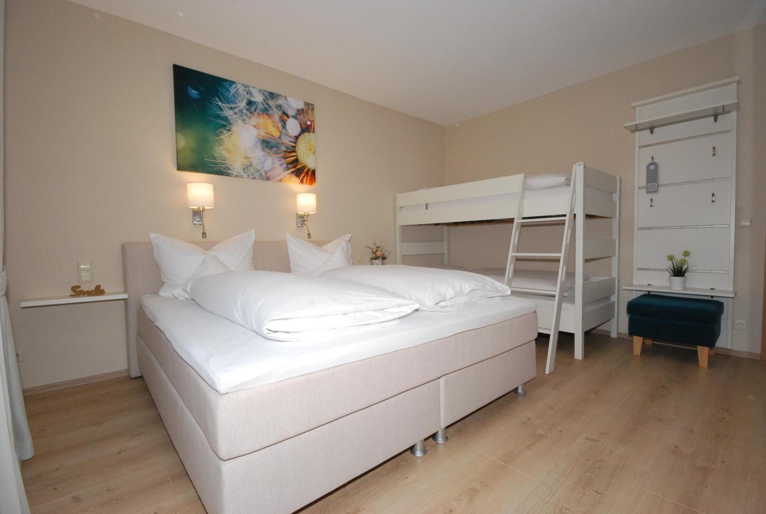 Quadruple Room with Private Bathroom - Photo 1