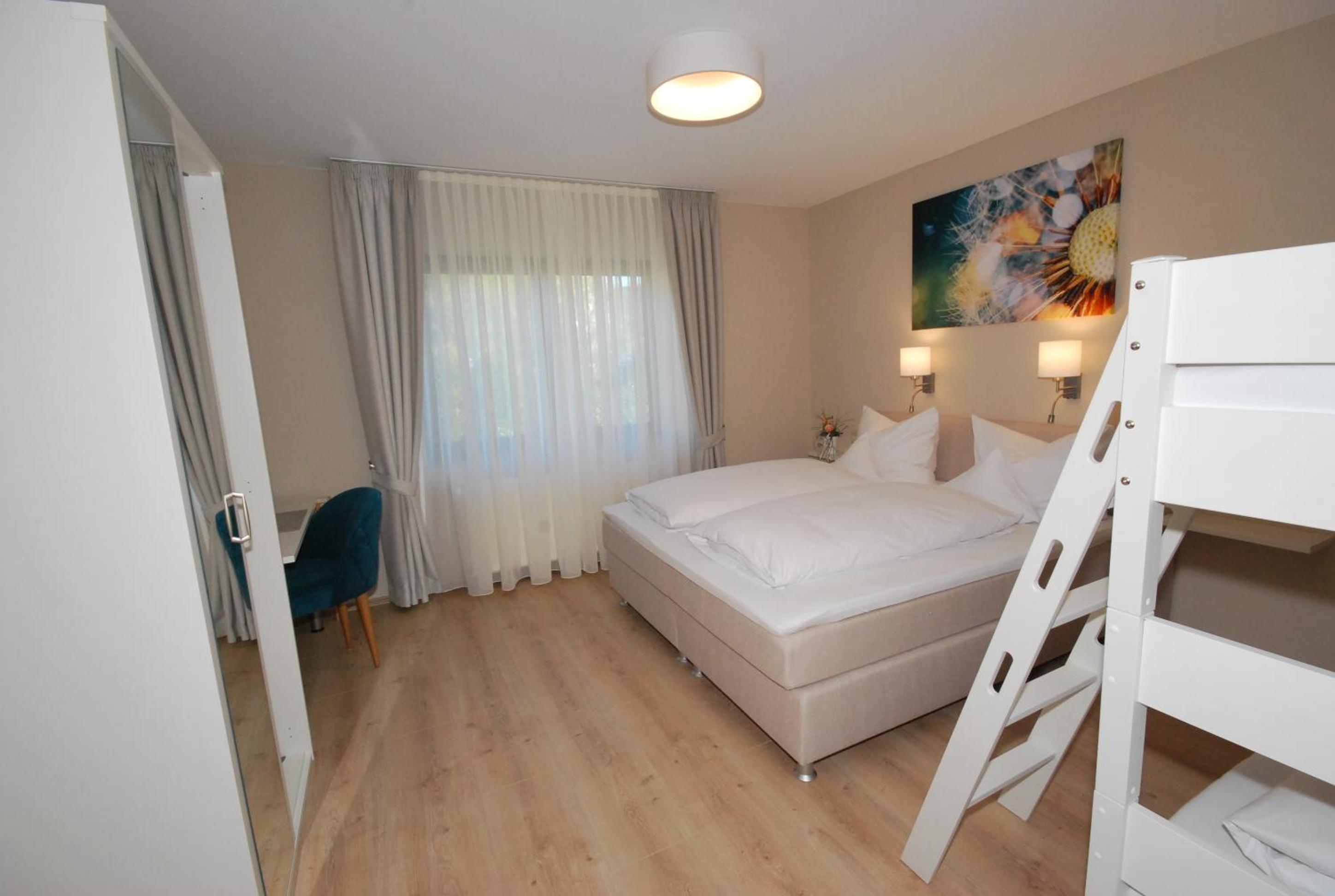 Quadruple Room with Private Bathroom - Photo 3