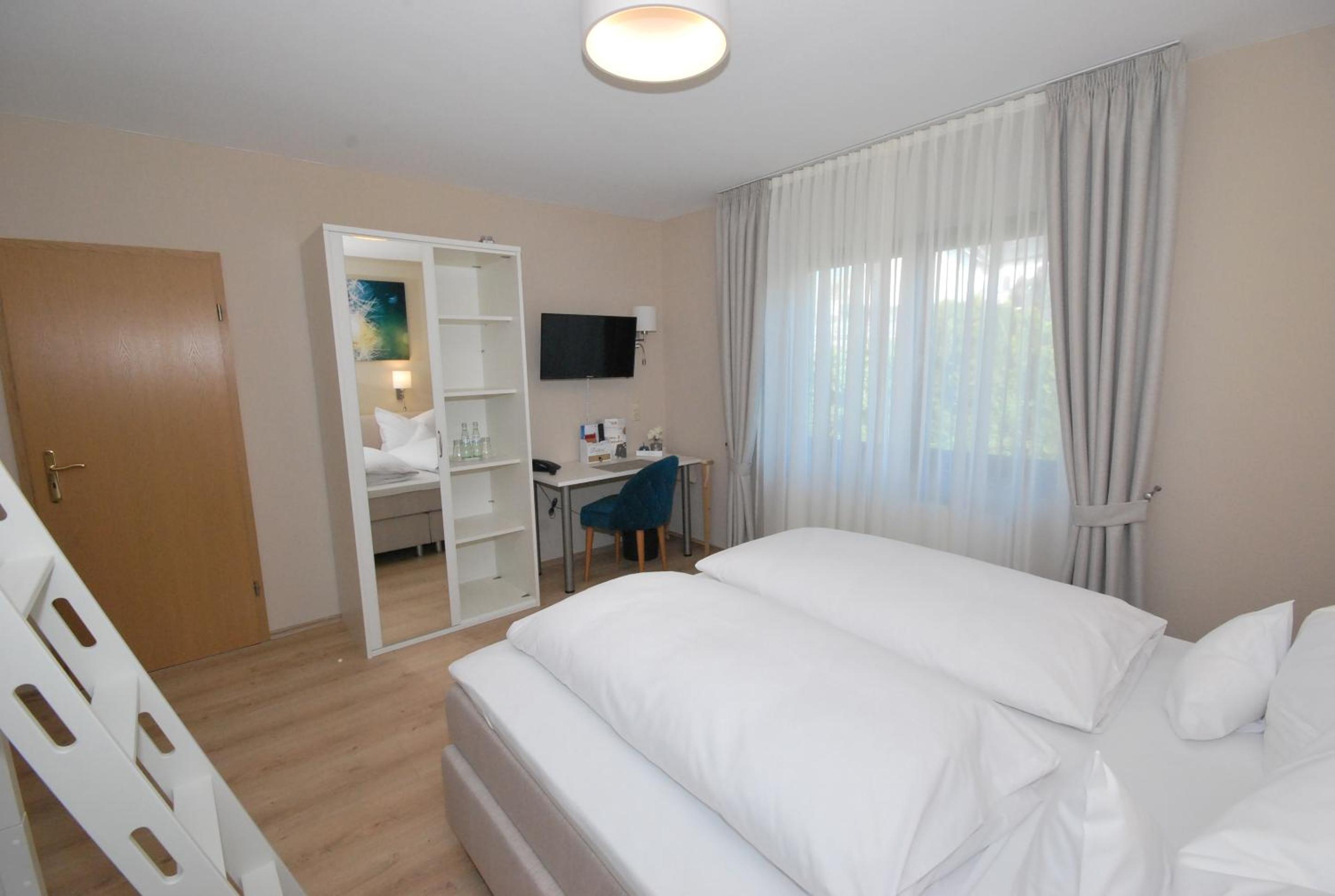Quadruple Room with Private Bathroom - Photo 5