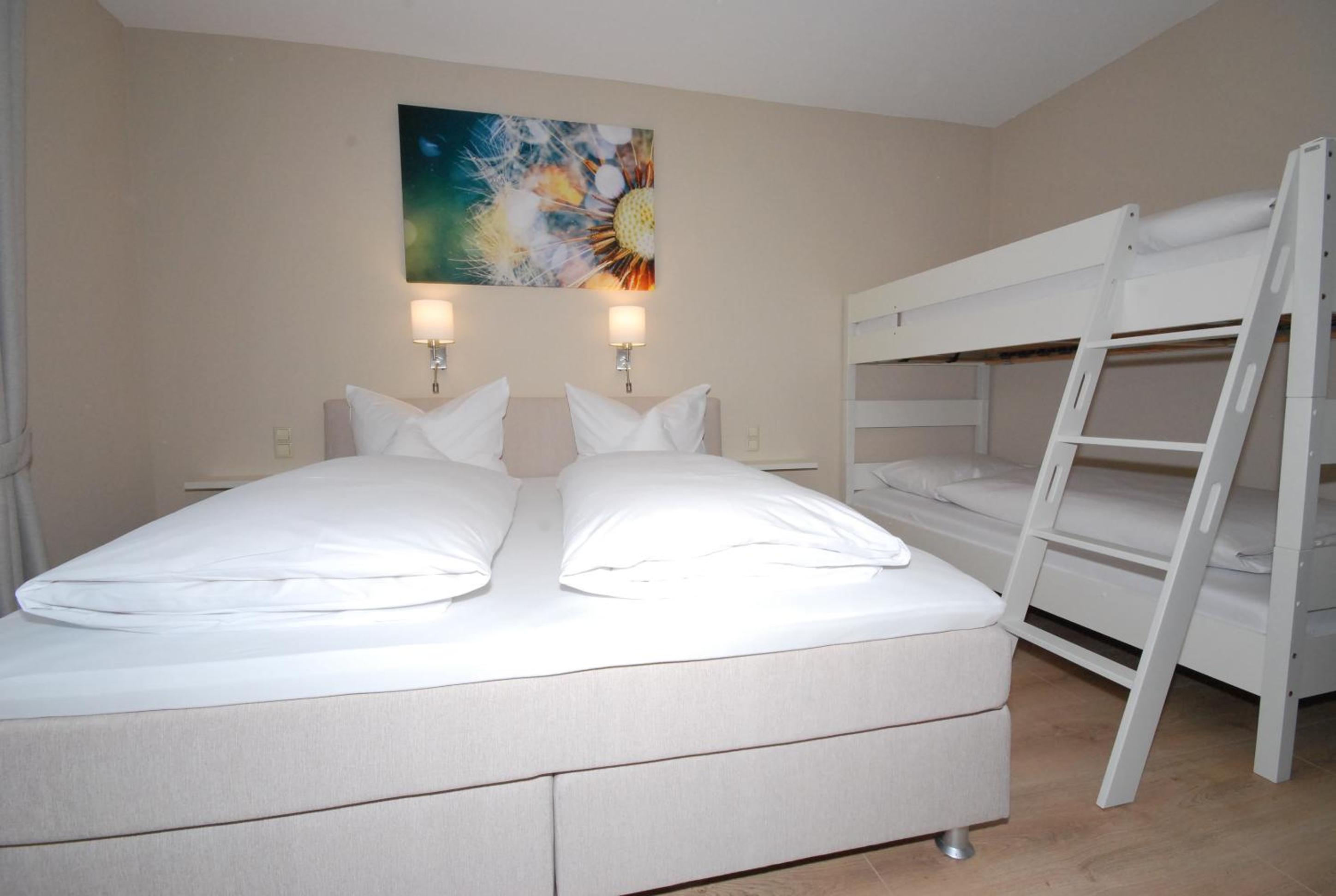 Quadruple Room with Private Bathroom - Photo 2