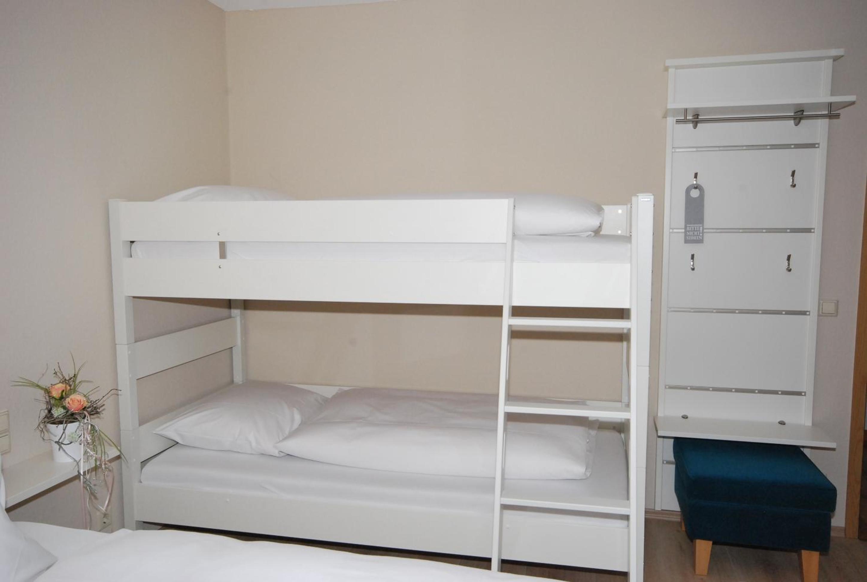 Quadruple Room with Private Bathroom - Photo 4