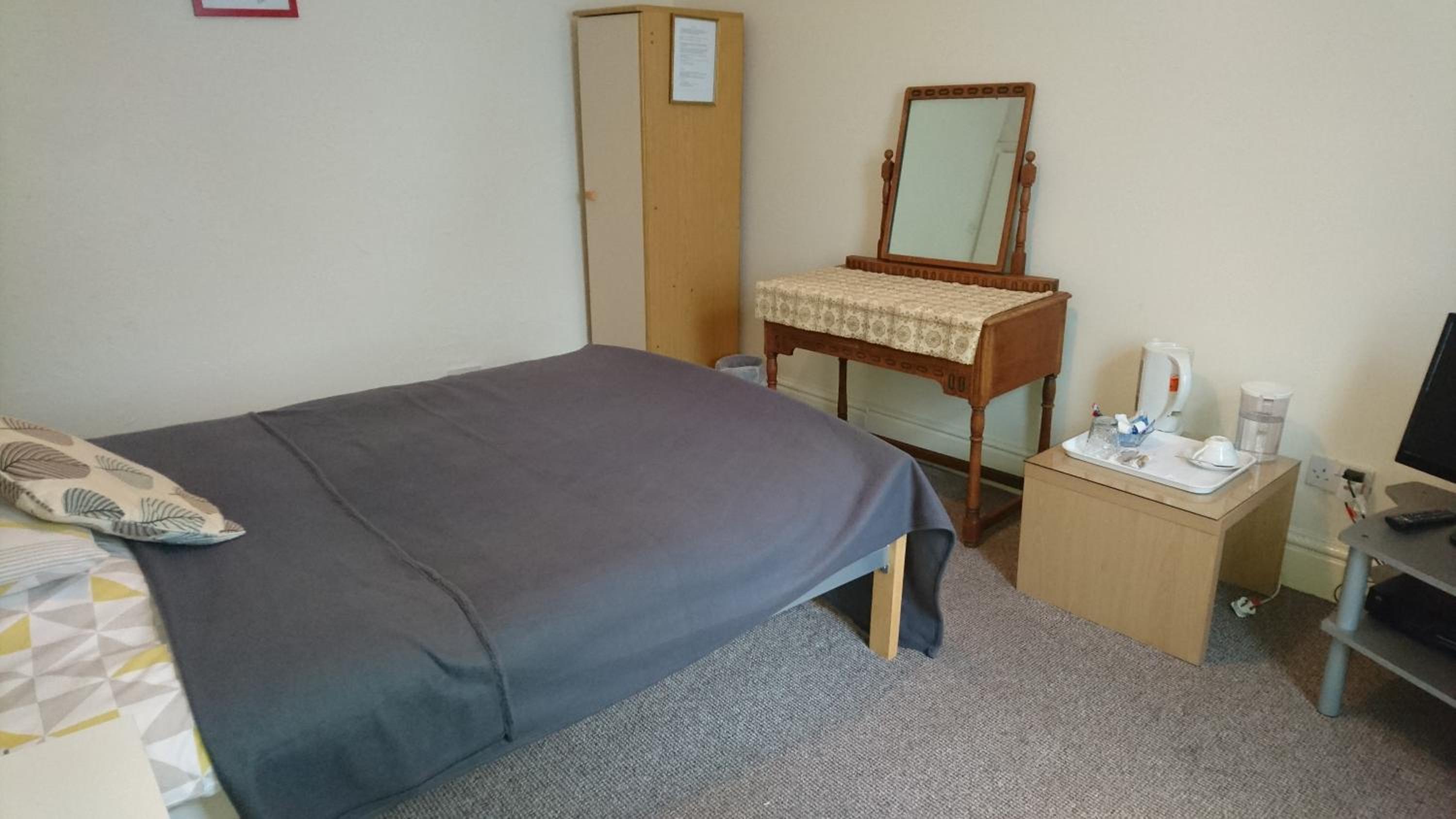Single Room with Shared Bathroom photo 1