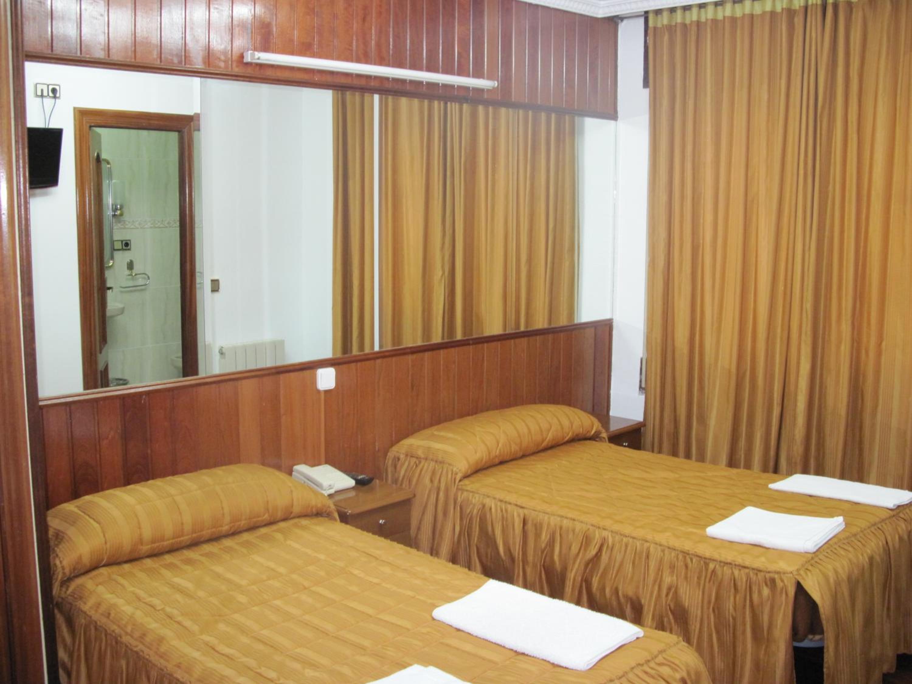Twin Room - Photo 4