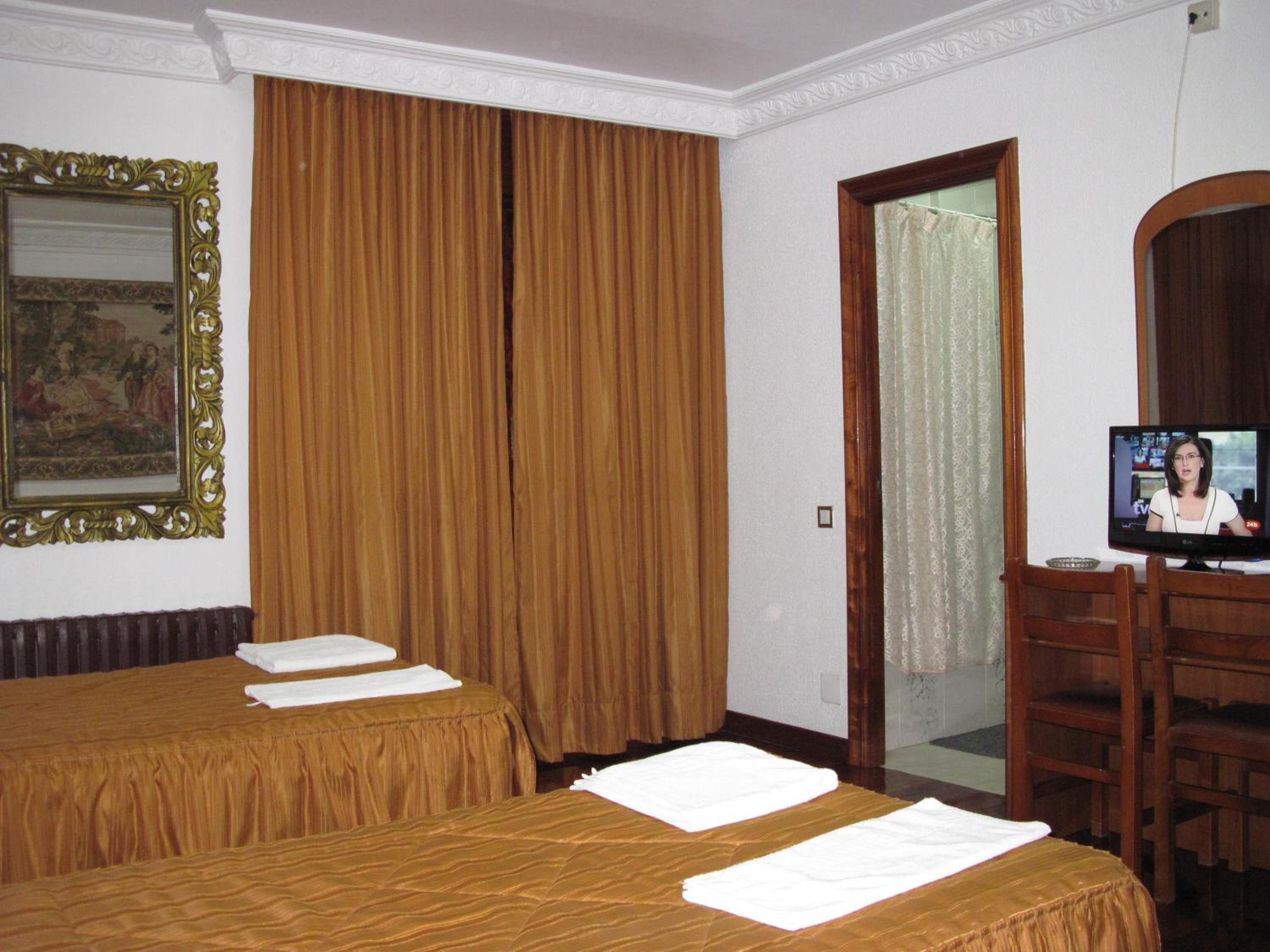 Twin Room - Photo 2