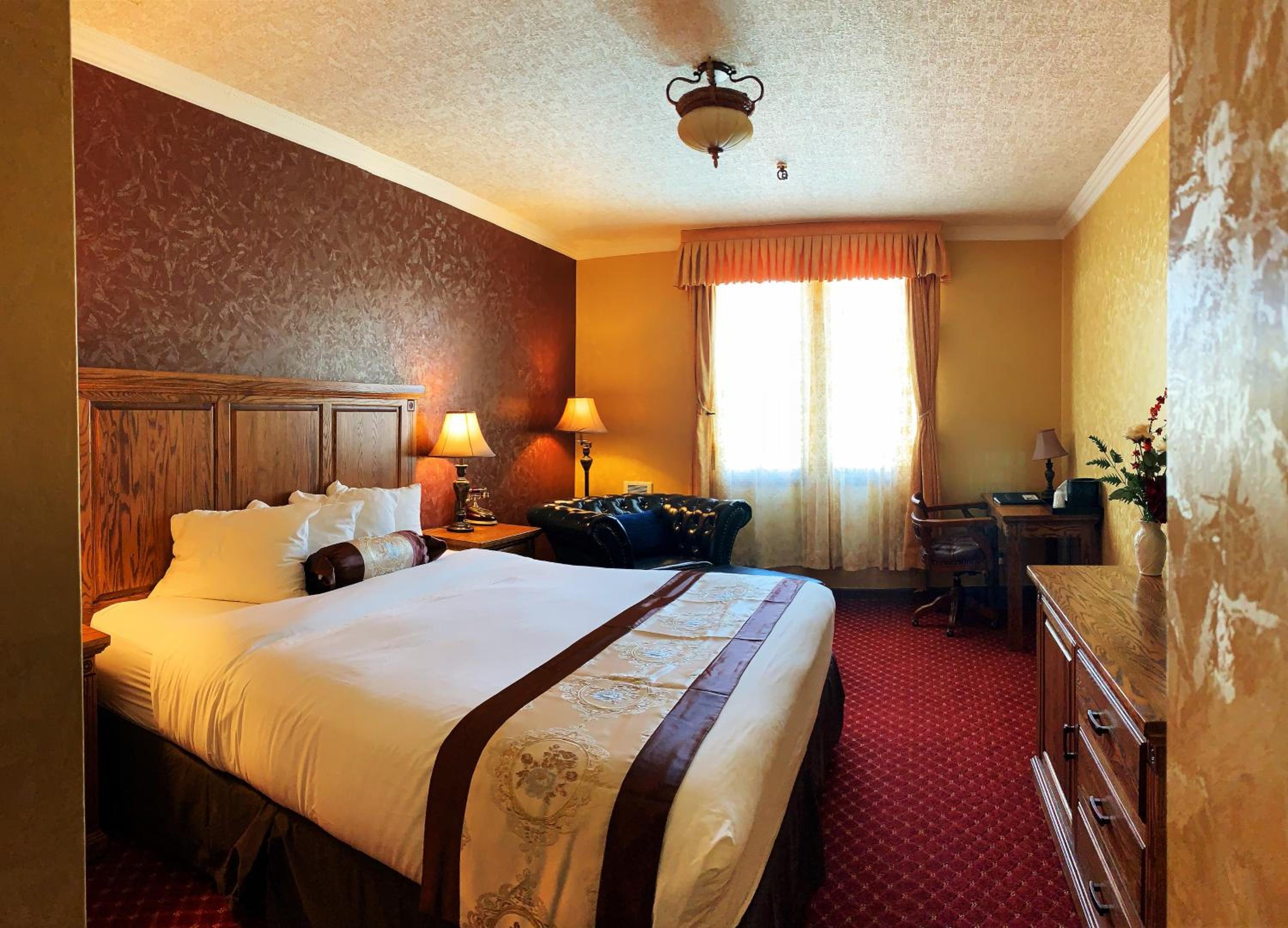 Deluxe King Room - Non-Smoking - Photo 1