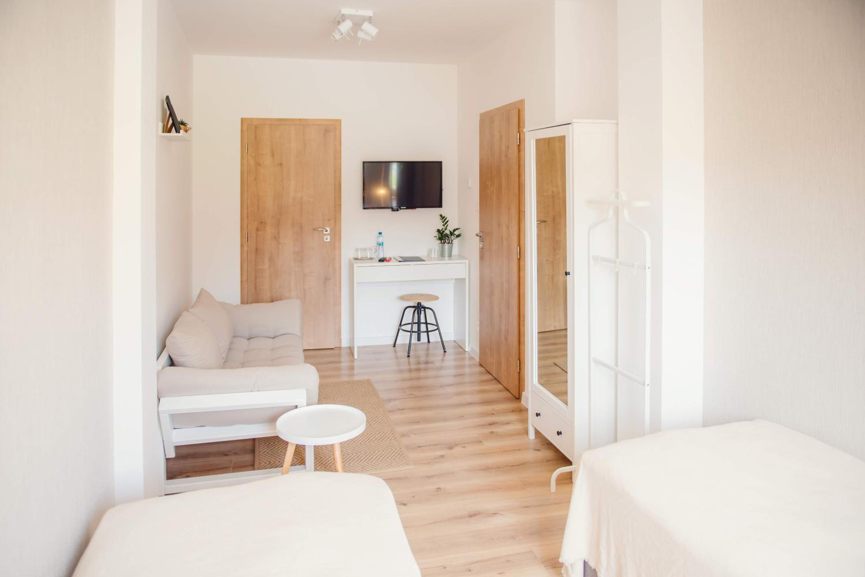 Standard Twin Room - Photo 1