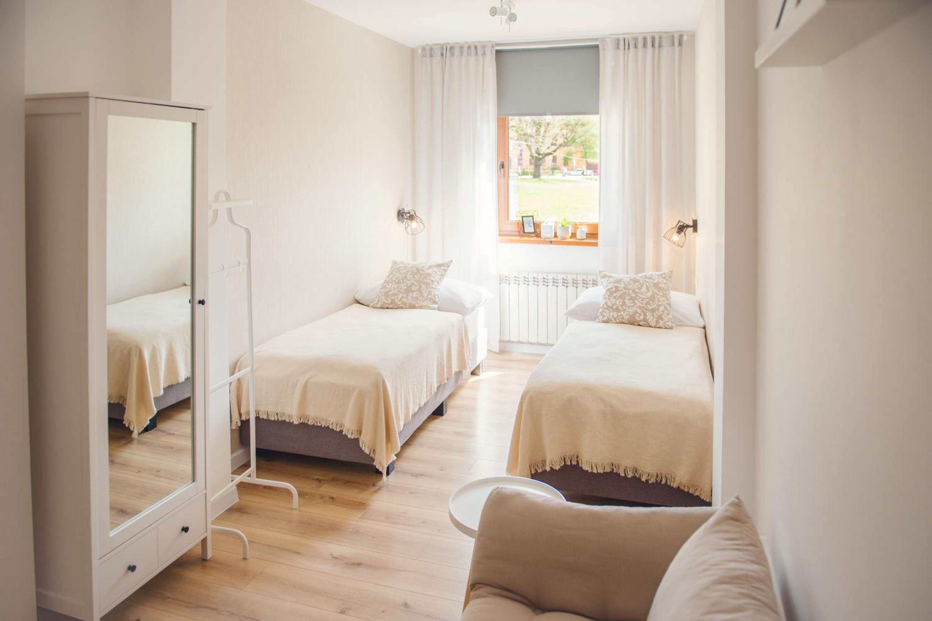 Standard Twin Room - Photo 4