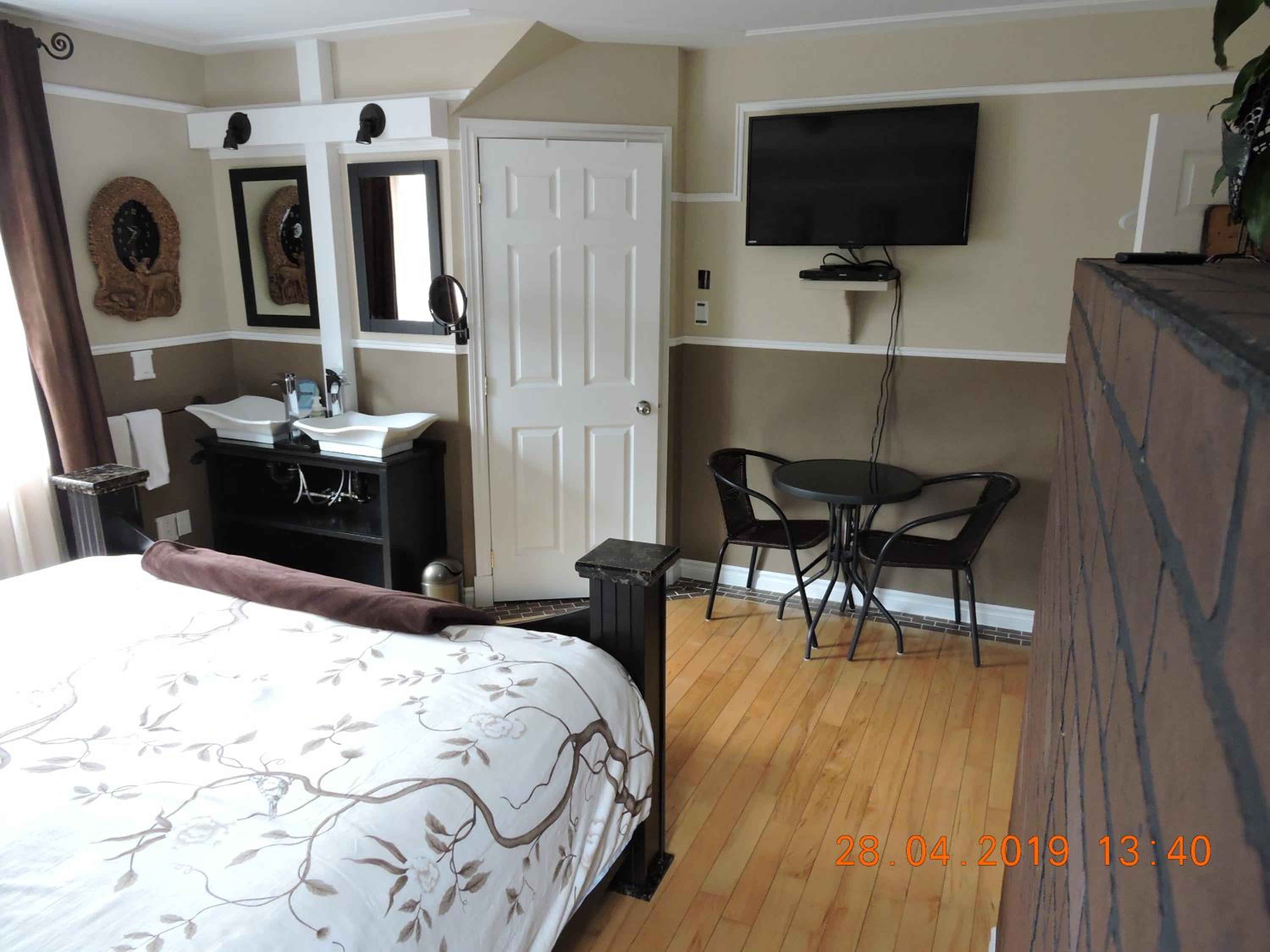 Deluxe King Room photo 2